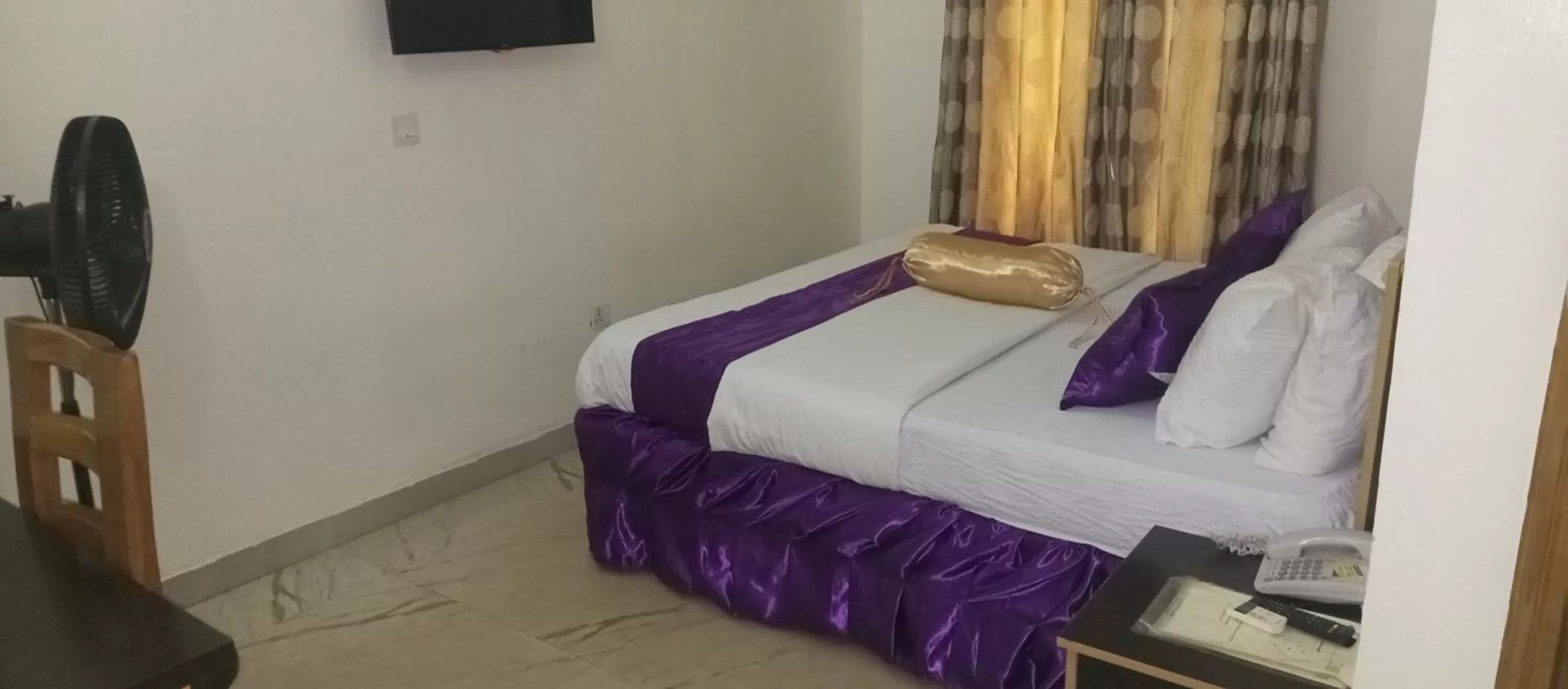 Bed in Nue-Crest Hotels & Suites