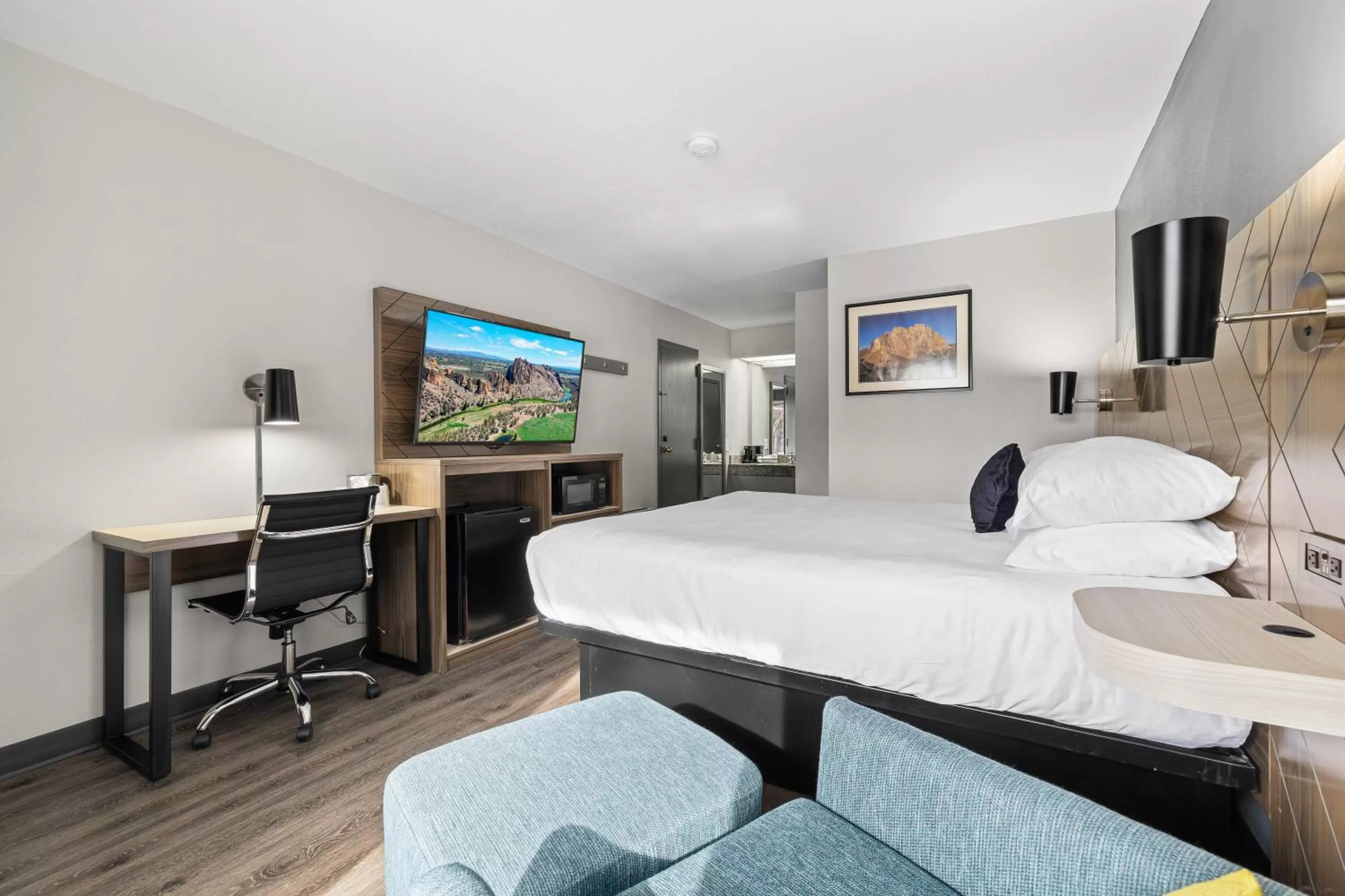 Bedroom, Bed in Red Lion Inn & Suites Deschutes River - Bend