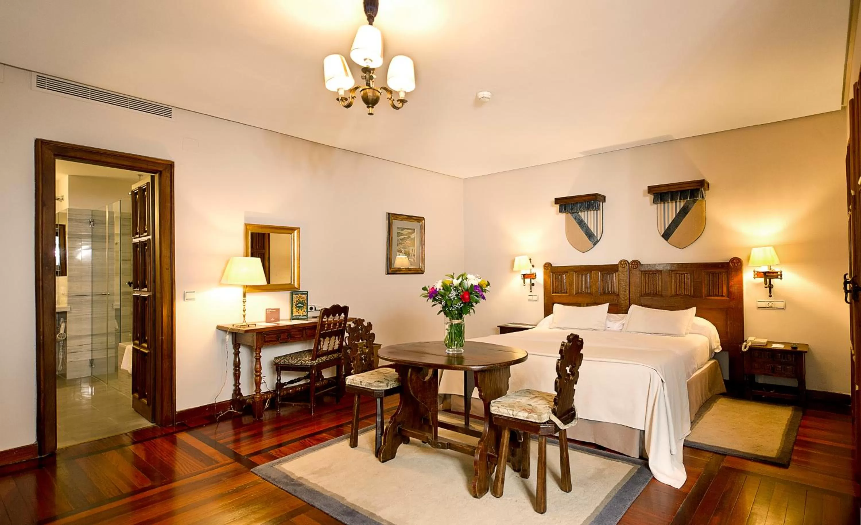 Photo of the whole room, Bed in Parador de Santiago - Hostal Reis Catolicos