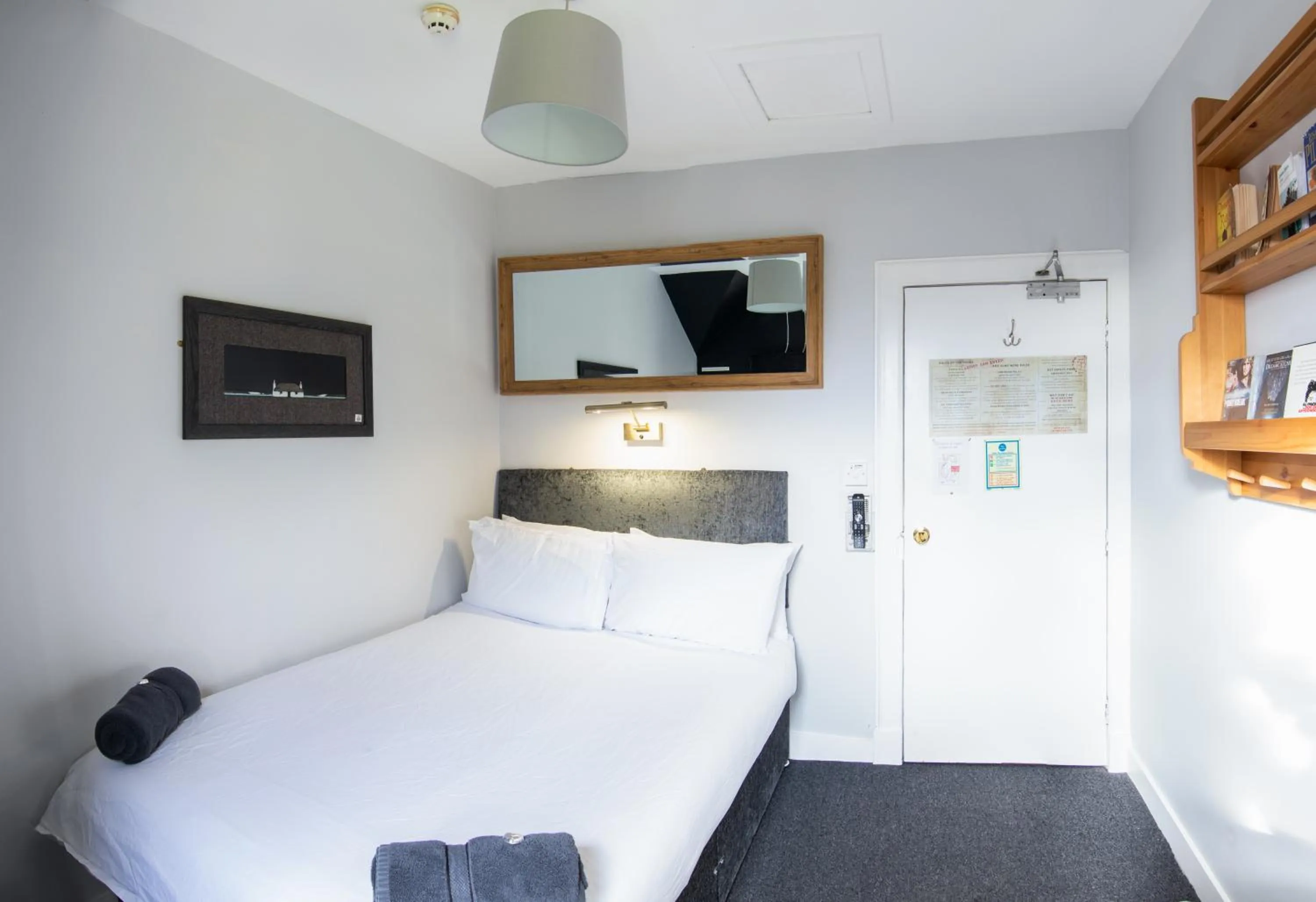 Photo of the whole room, Bed in Bazpackers