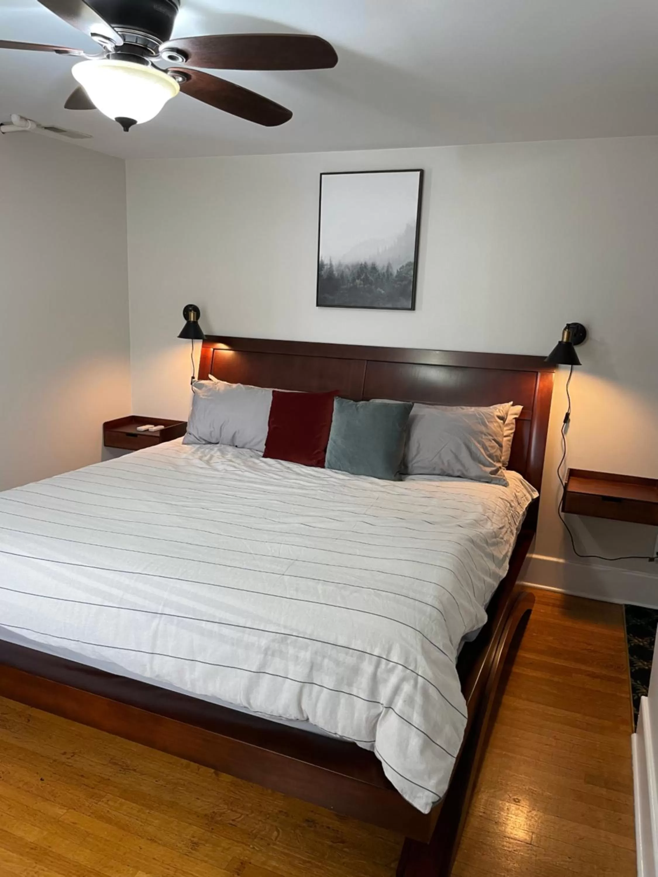 Bed in Goldsmith's River Front Inn