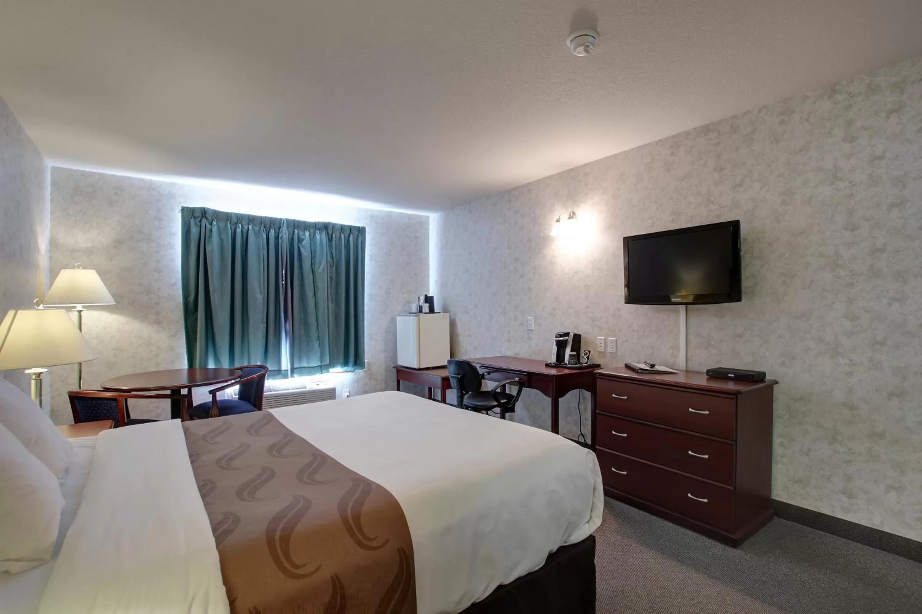 Bed in Ramada by Wyndham Nisku Edmonton Airport