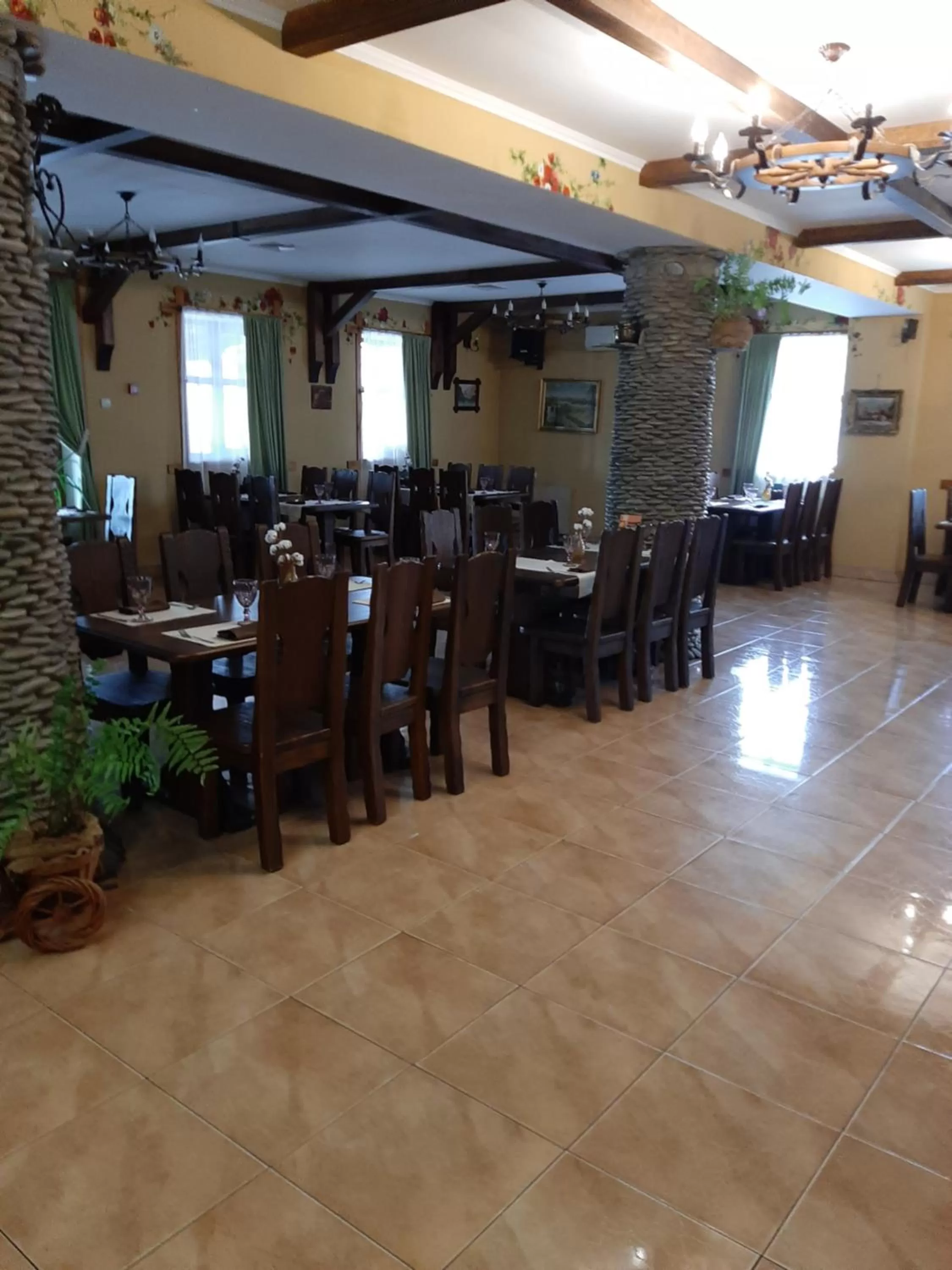 Restaurant/Places to Eat in Stara Vezha Hotel