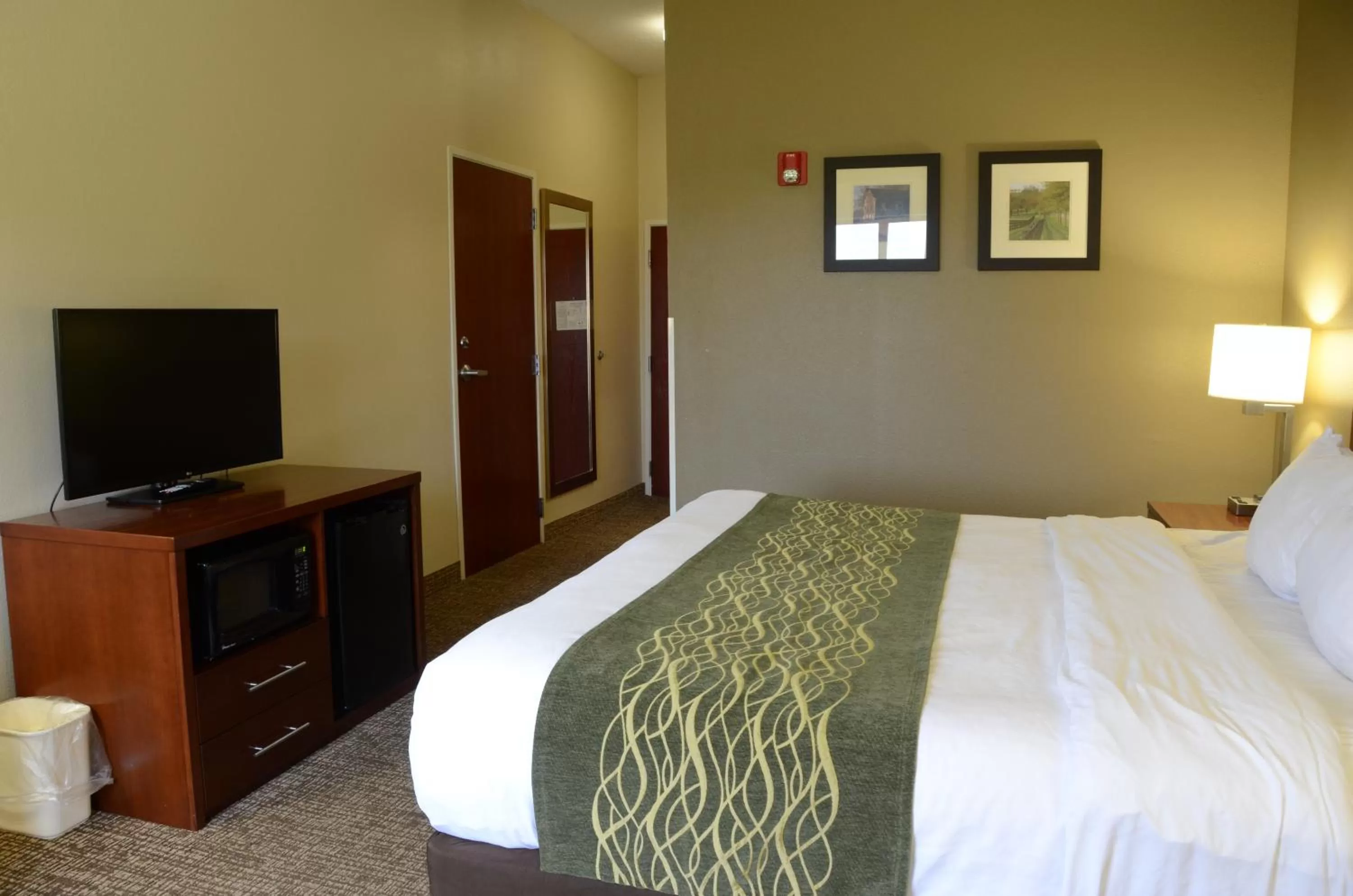 Bed in Comfort Inn & Suites Cave City