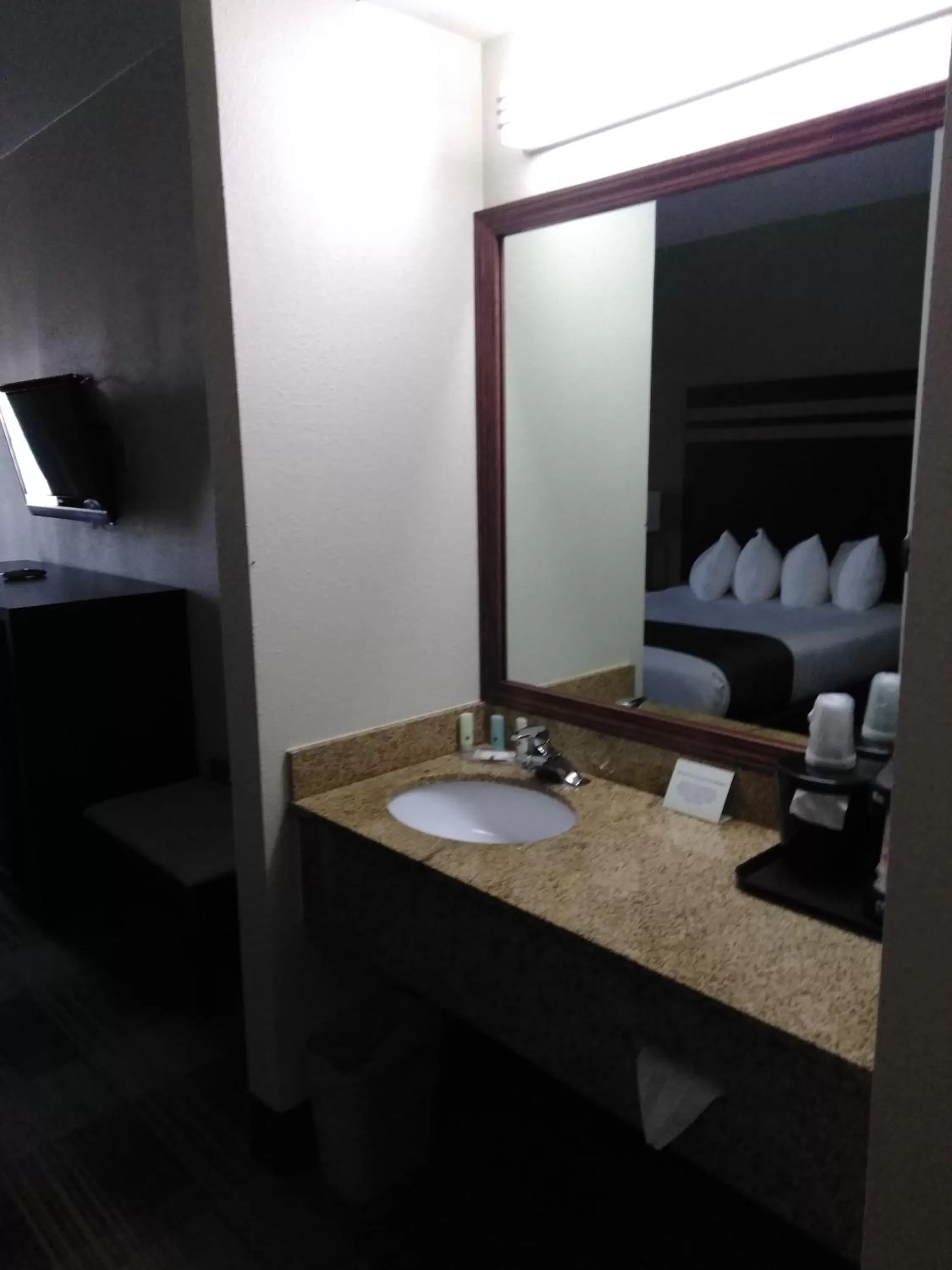 Bathroom in Quality Inn & Suites Mount Vernon