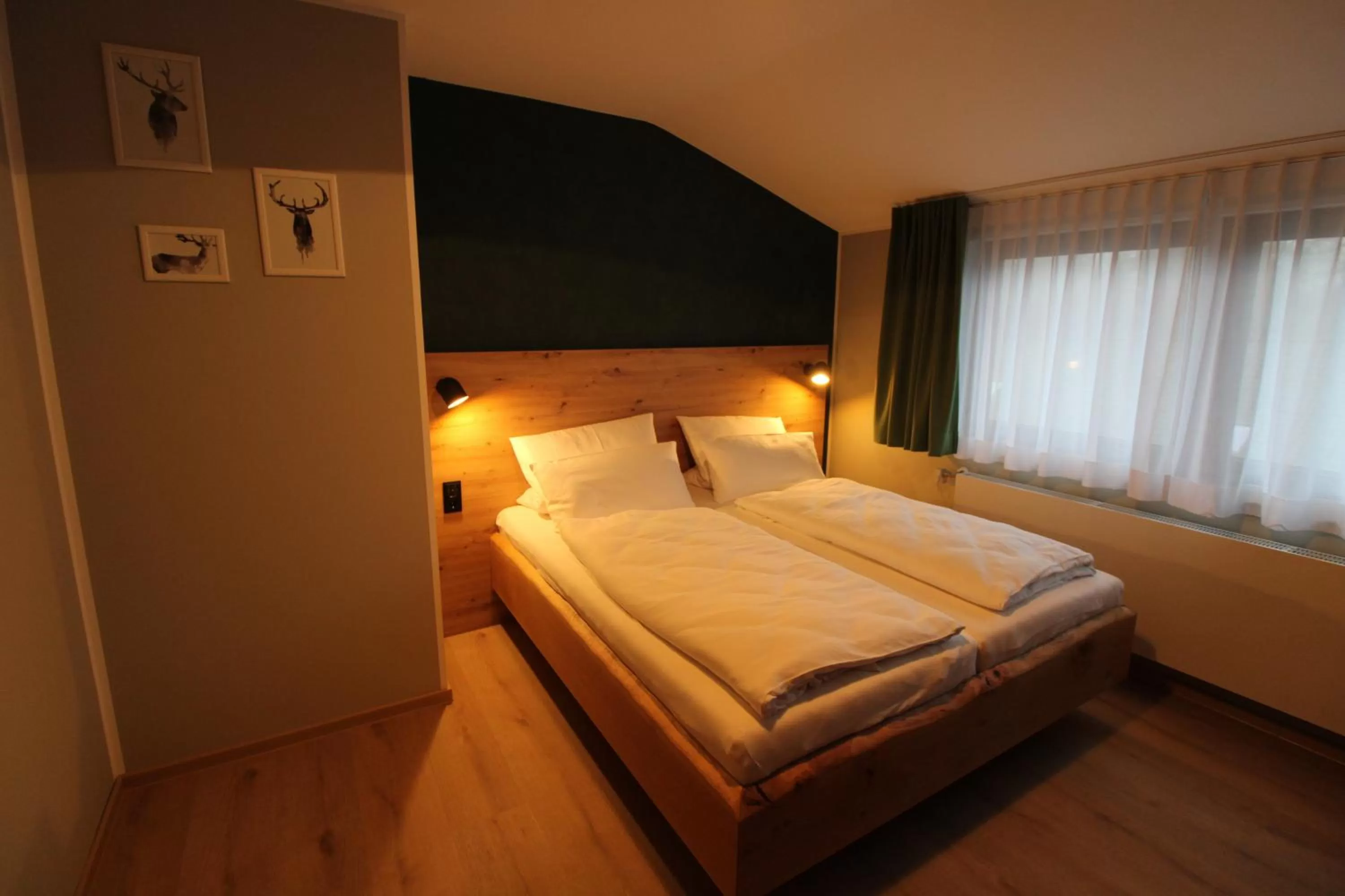 Bed in DER Hirsch Hotel