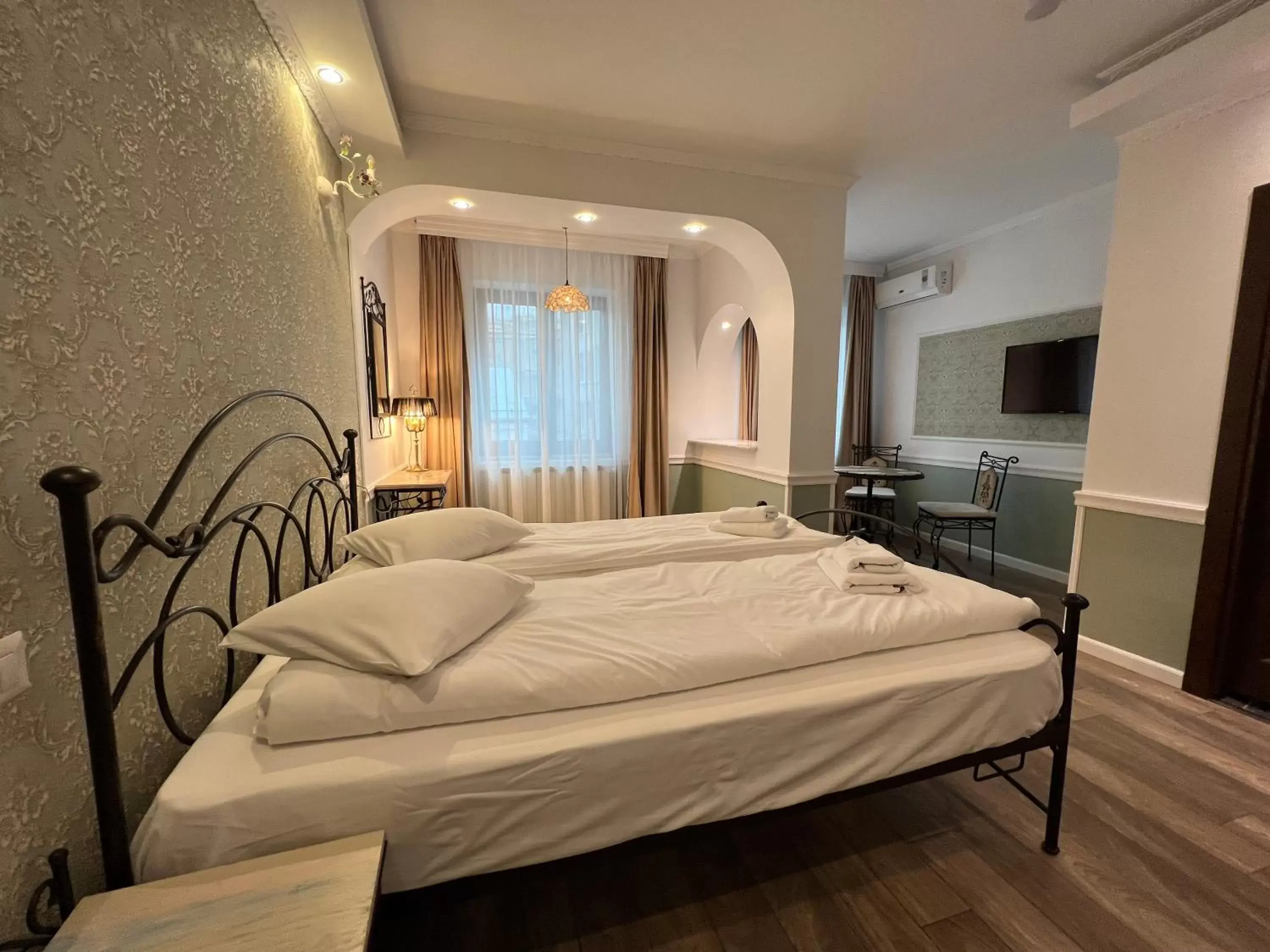 Deluxe Double Room in Hotel Boutique Cathedral Plaza Residences room for rent downtown Deluxe Double Room in Hotel Boutique Cathedral Plaza Residences room for rent downtown