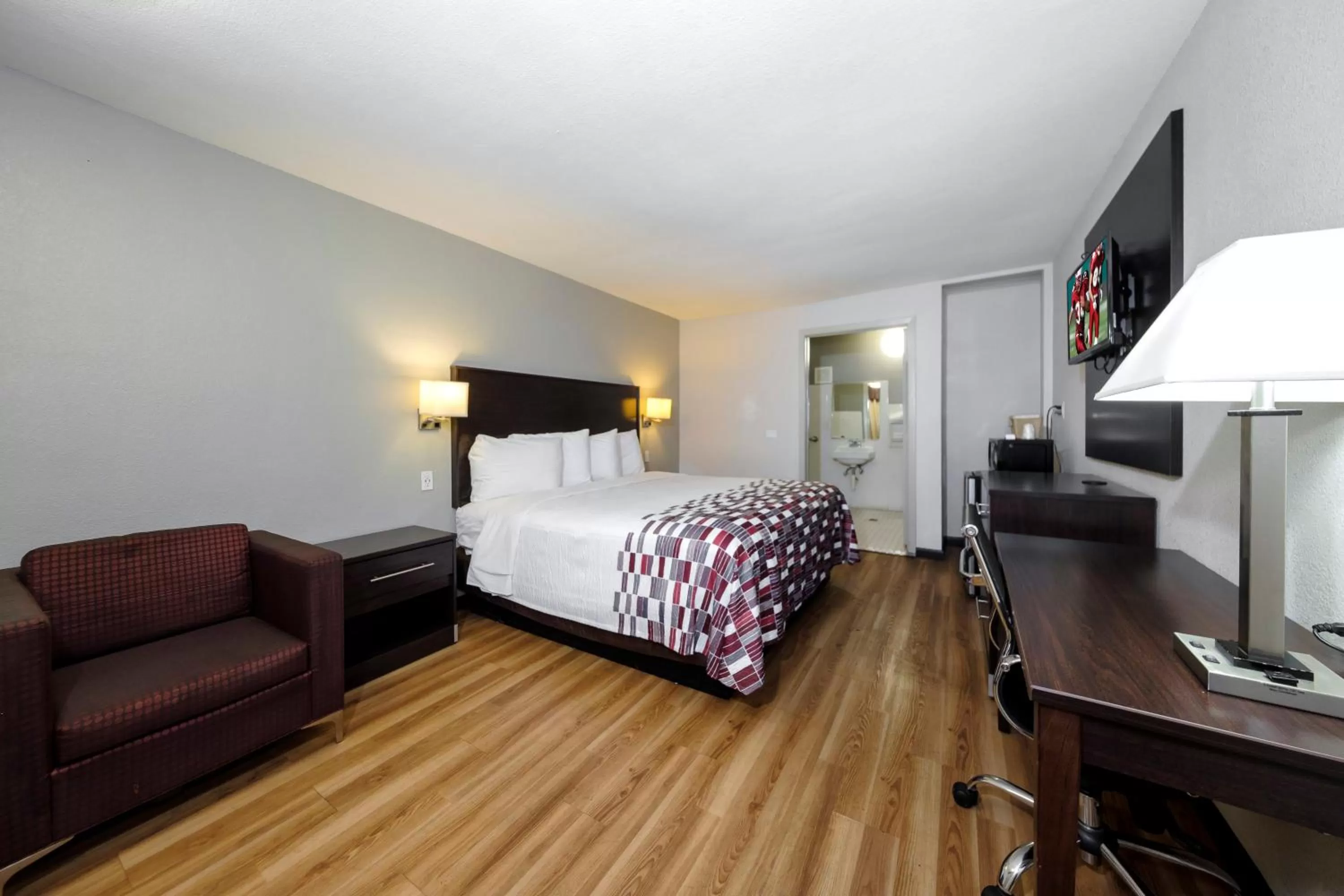 Deluxe King Room Disability Access Roll-In Shower Non-Smoking in Red Roof Inn Arlington - Entertainment District