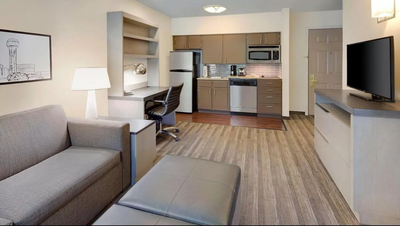 Seating Area in Trellis Canyon Creek/Richardson