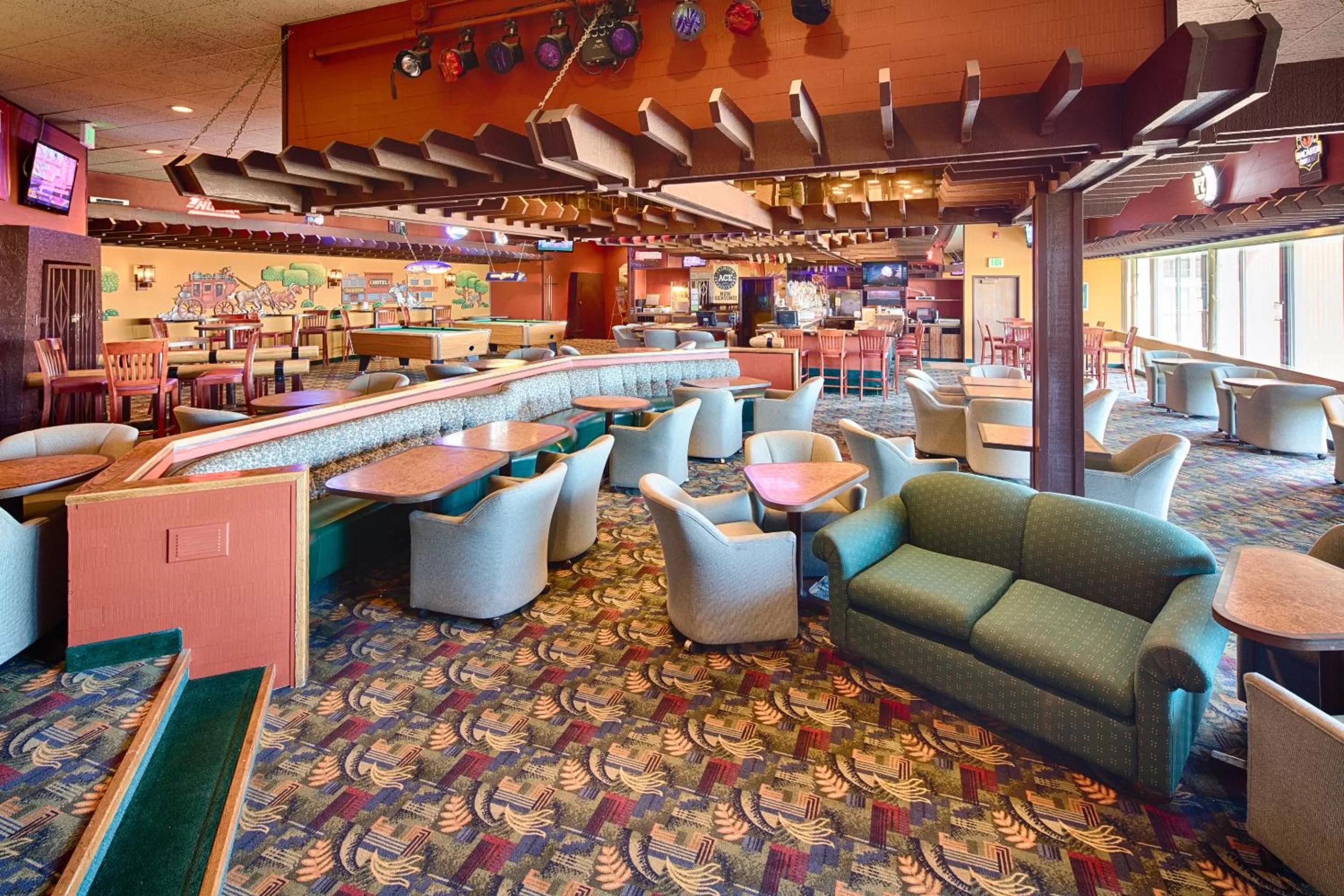 Communal lounge/ TV room in Red Lion Hotel Pendleton