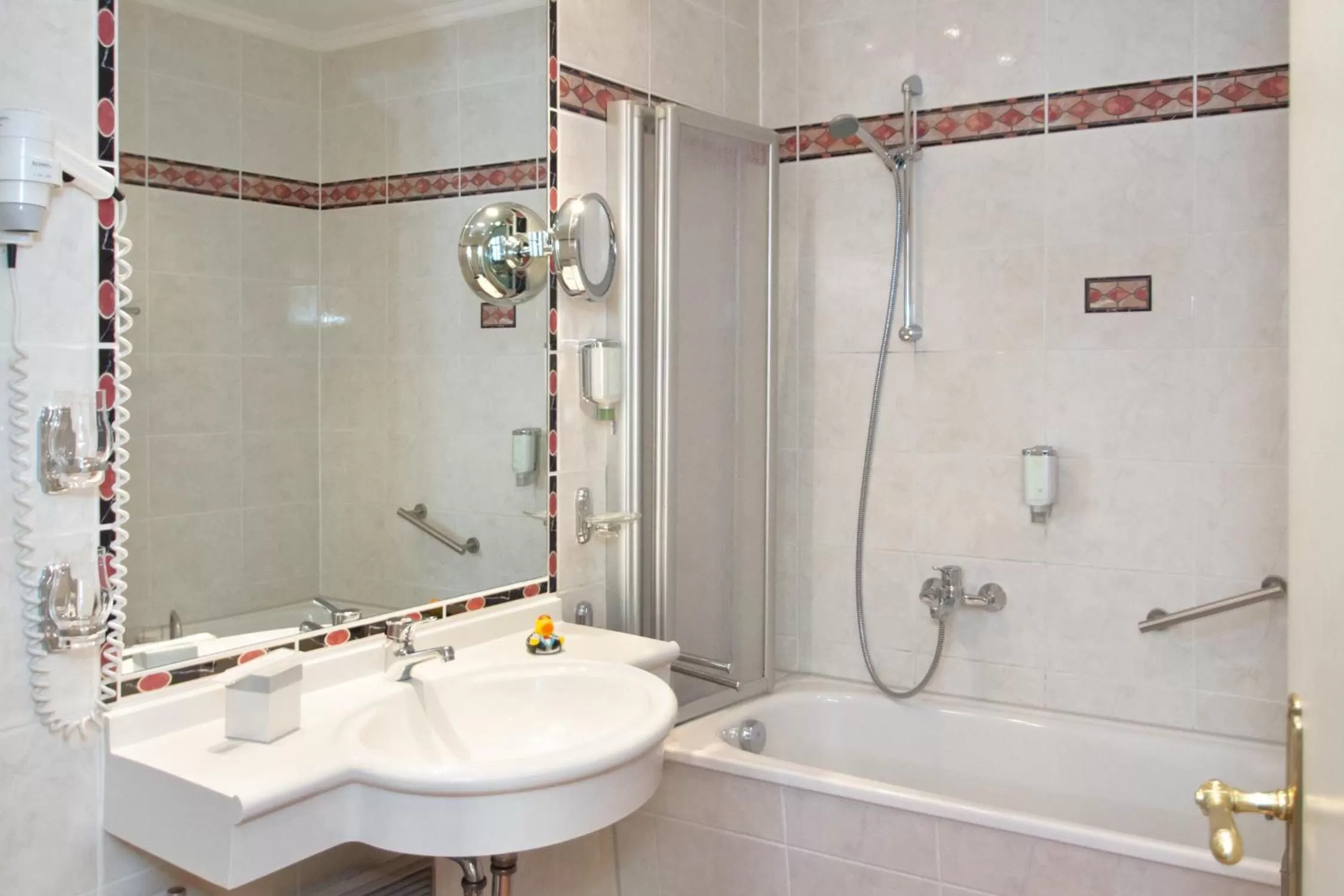 Shower in SEETELHOTEL Villa Esplanade mit Aurora die zwei Villen als Rückzugsorte mit Stil, Genuss und Geschichte