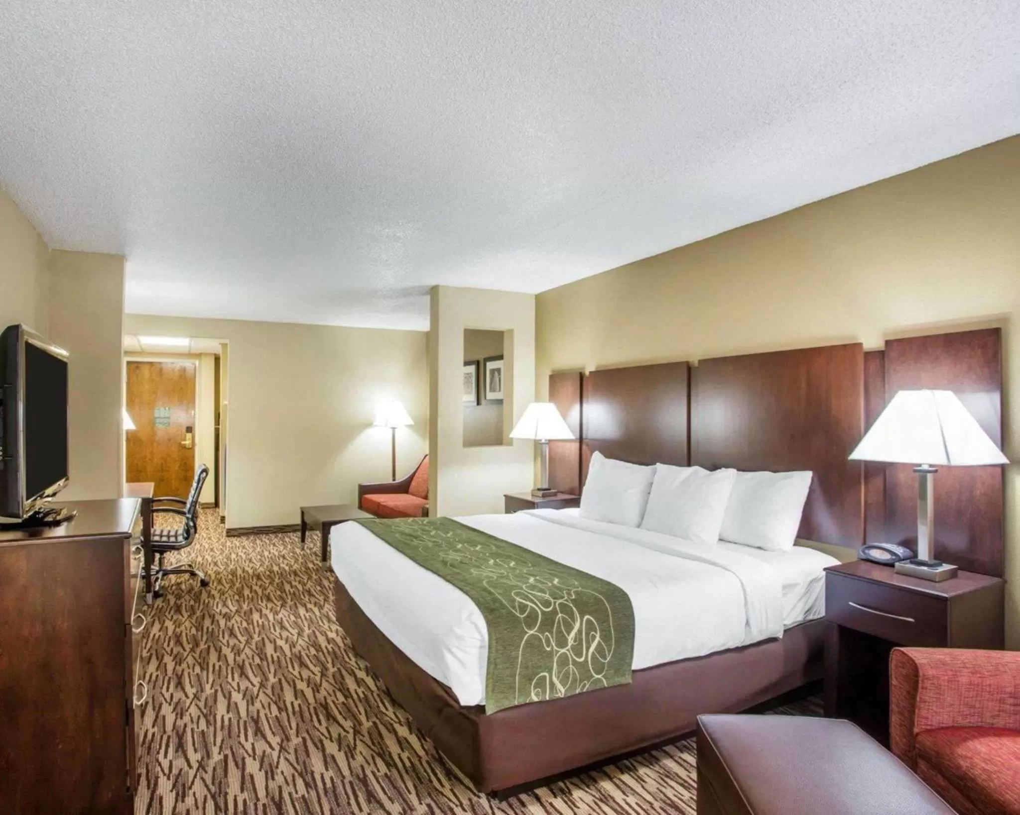 Photo of the whole room, Bed in Comfort Suites Lebanon