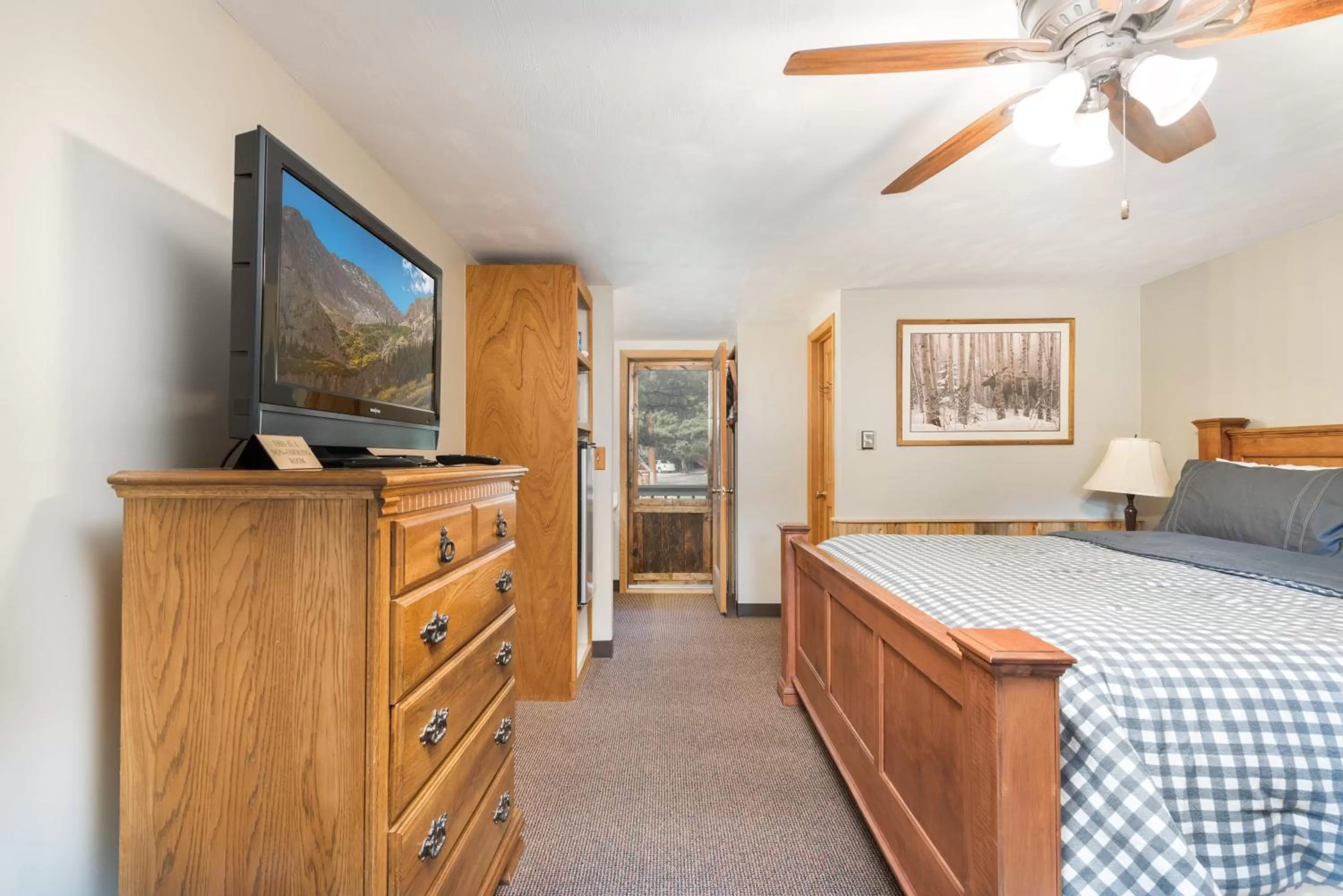 Bed in 4 Seasons Inn on Fall River