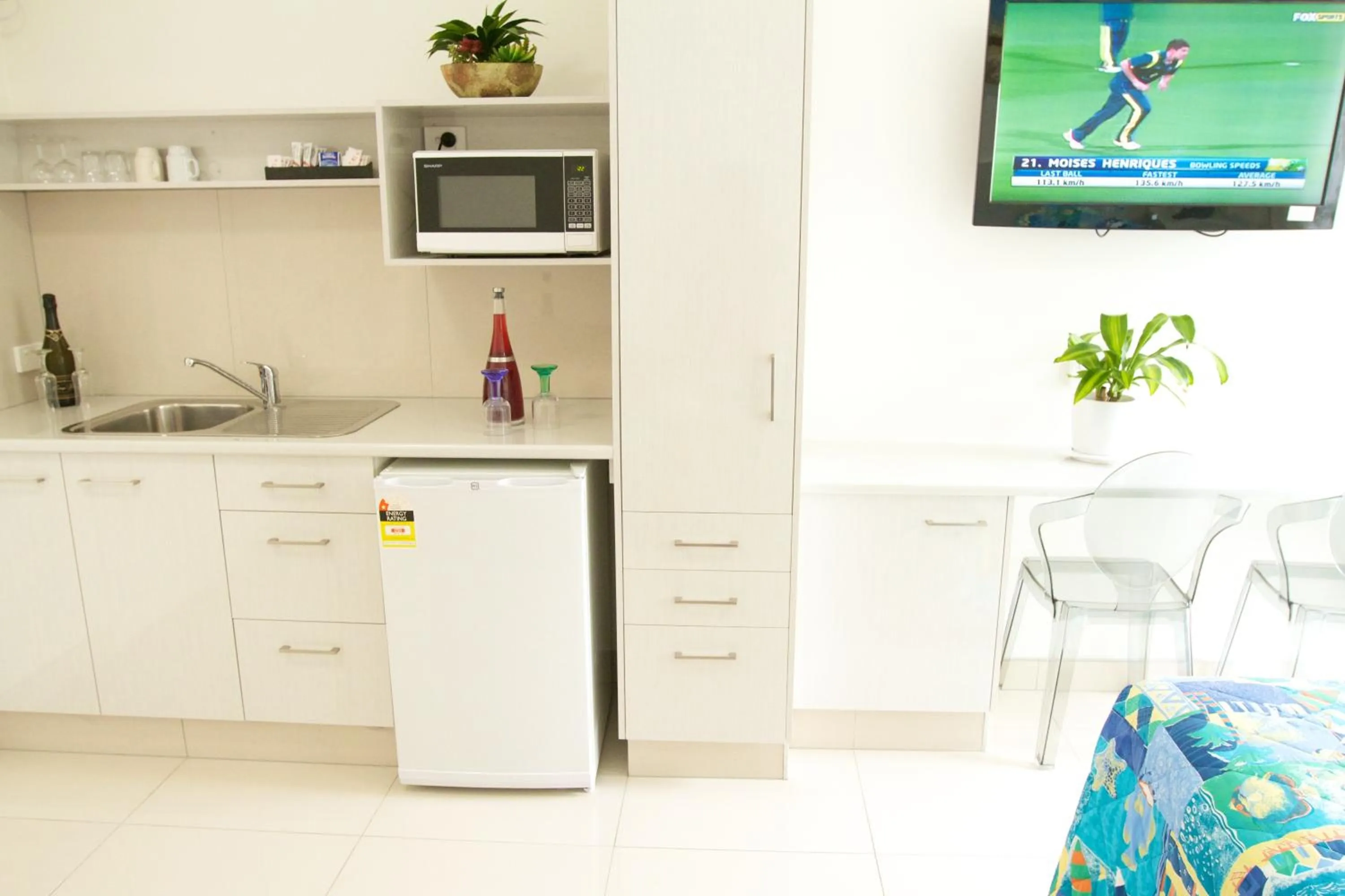 Kitchen or kitchenette in Hibiscus Motel