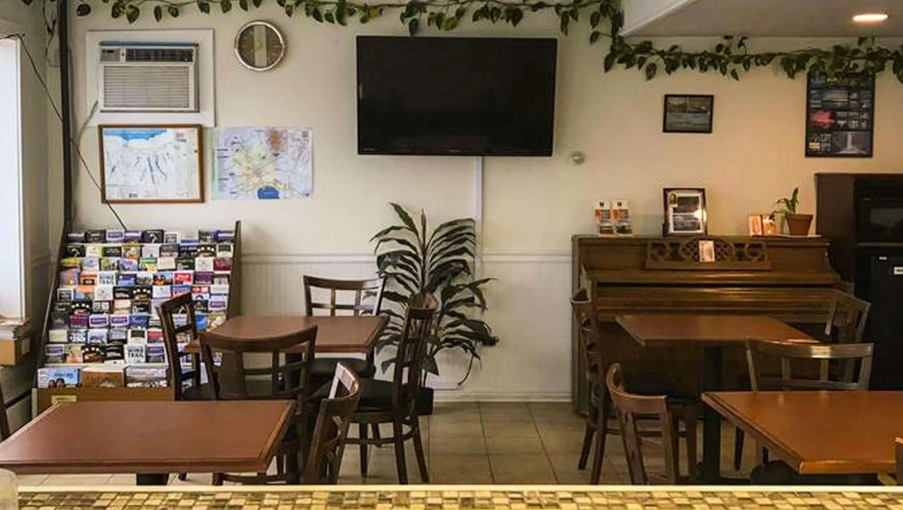 Lobby or reception in Rodeway Inn Manchester I-90