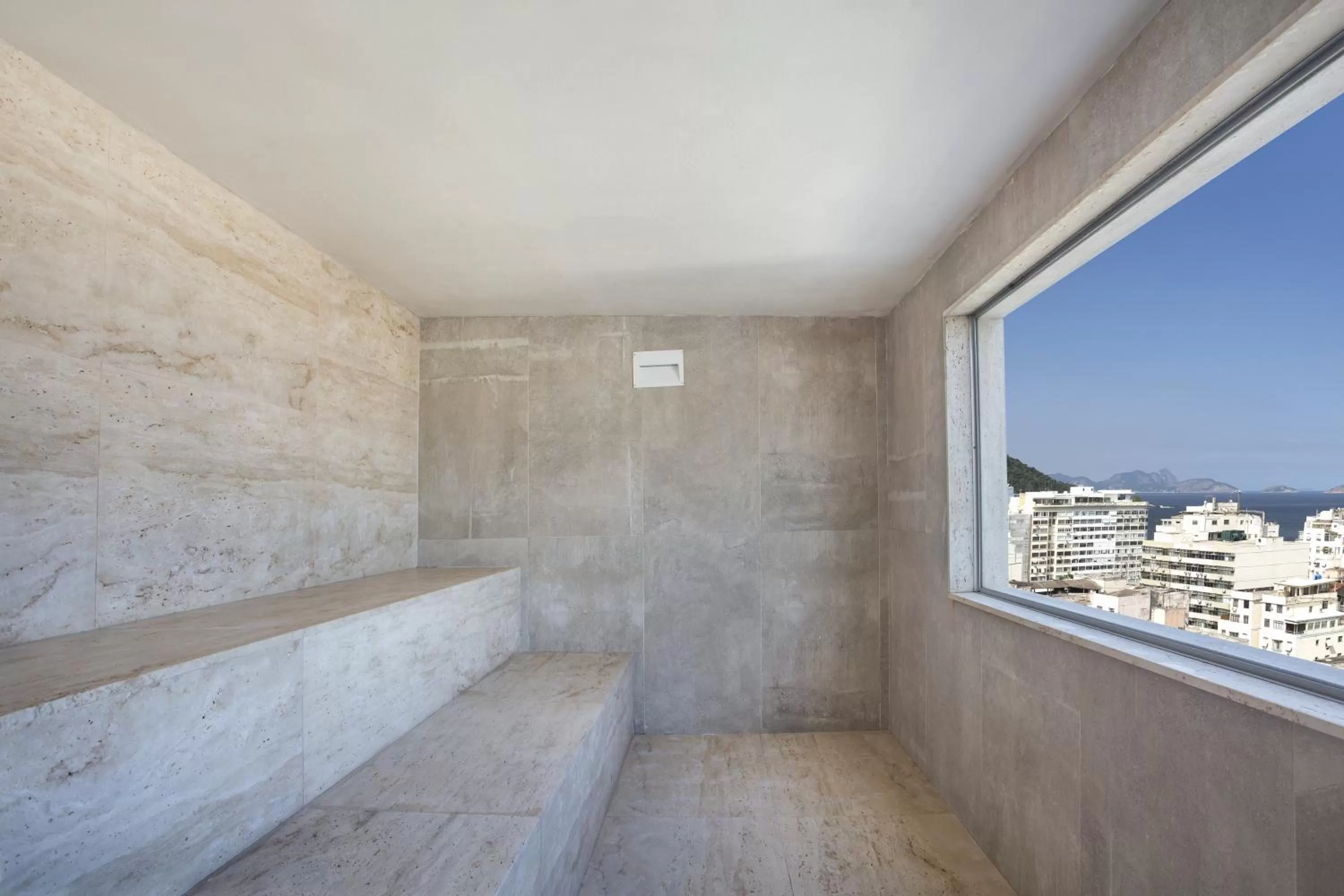 Area and facilities in Mirasol Copacabana Hotel