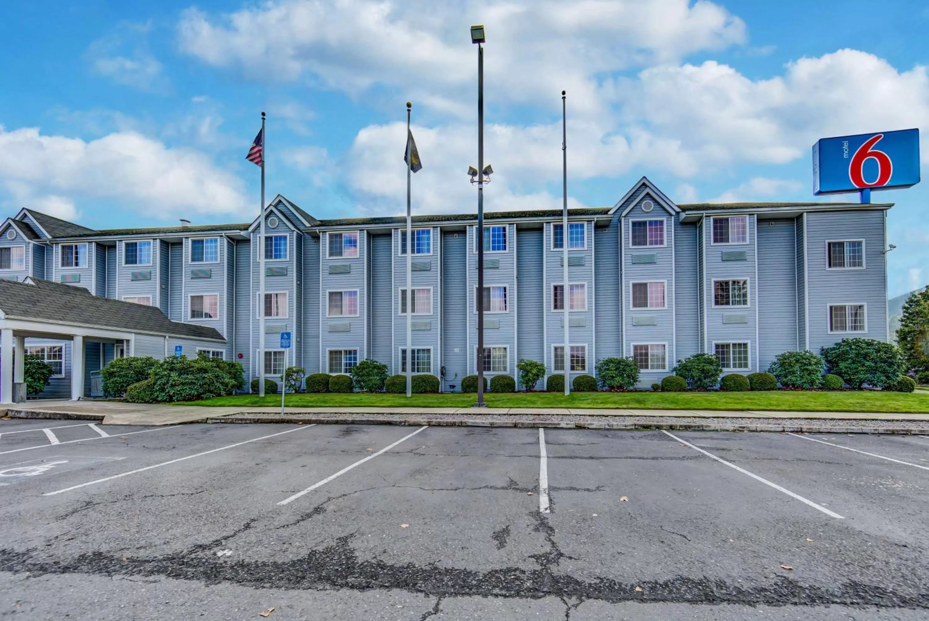 Property building in Motel 6-Sutherlin, OR