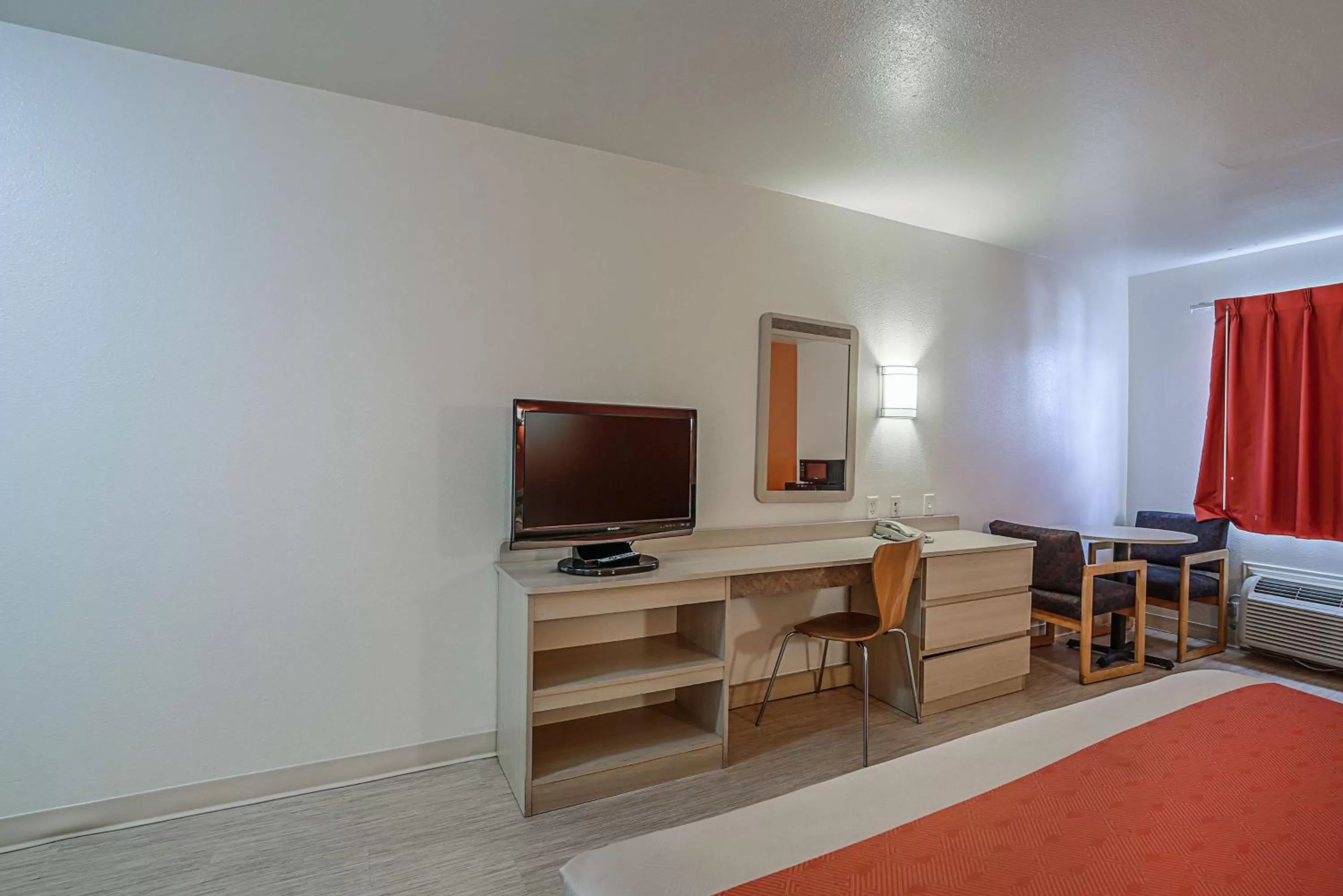 TV and multimedia, Bed in Motel 6-Pasadena, TX