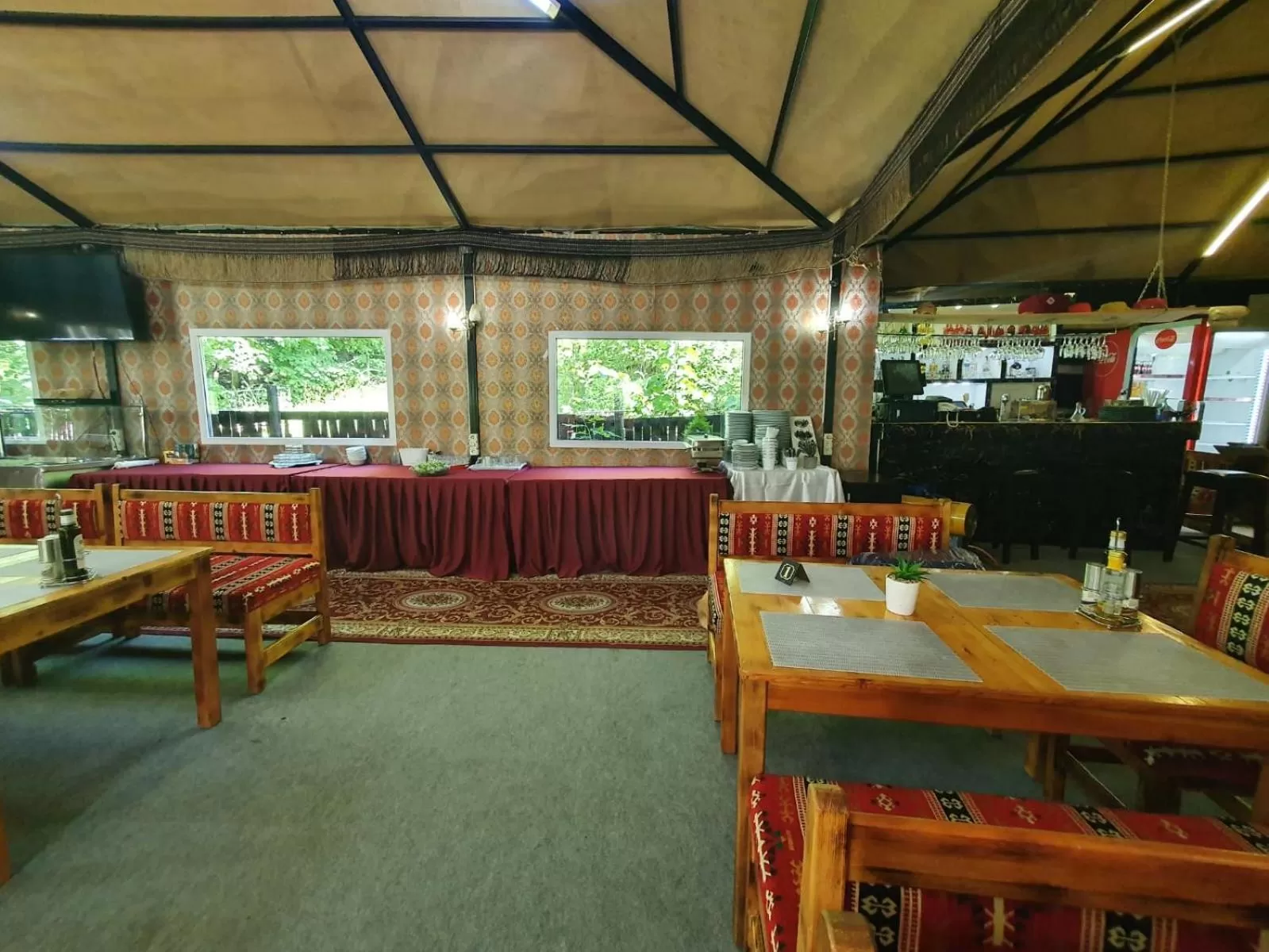 Restaurant/places to eat in Hotel Green Palace