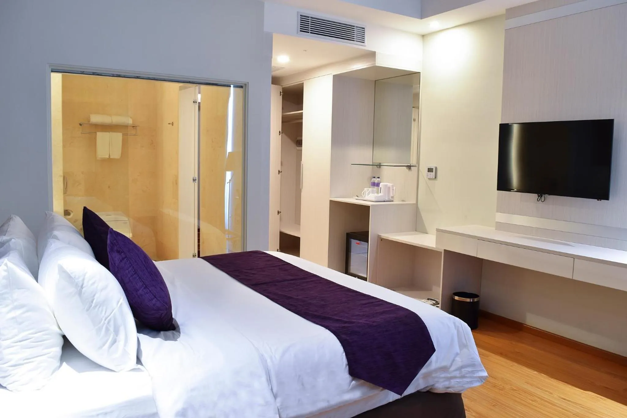 Shower, Bed in Platinum Hotel & Convention Hall Balikpapan