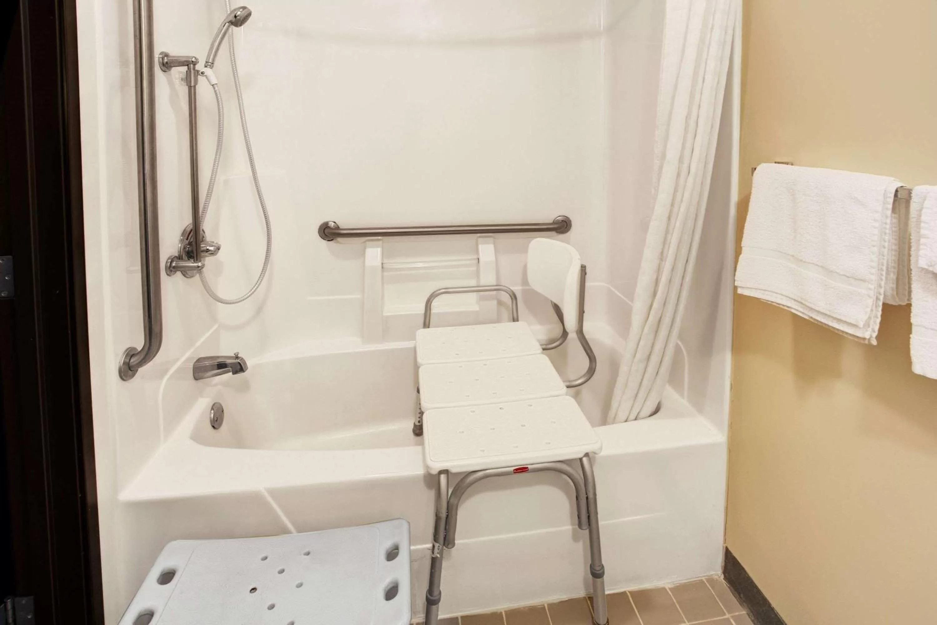 Bathroom in Super 8 by Wyndham Heath/Newark