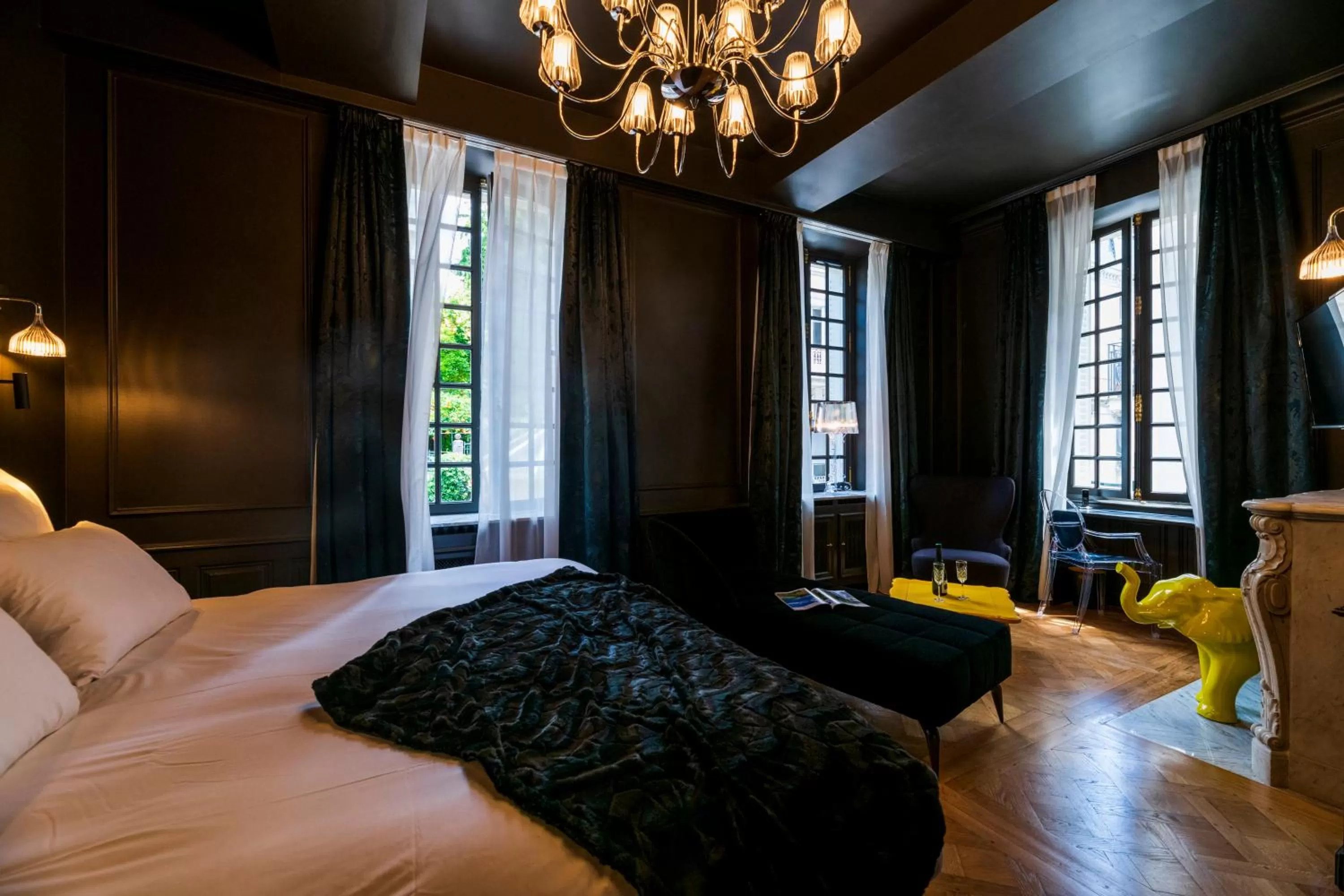 Photo of the whole room, Bed in Belle Epoque