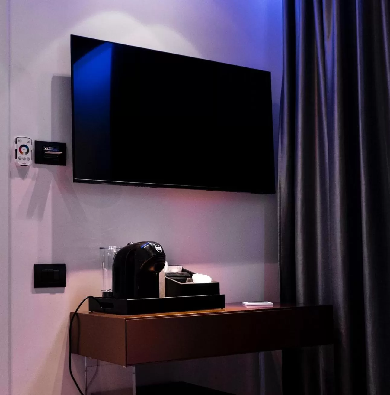 Coffee/tea facilities, TV/Entertainment Center in Trèscharme