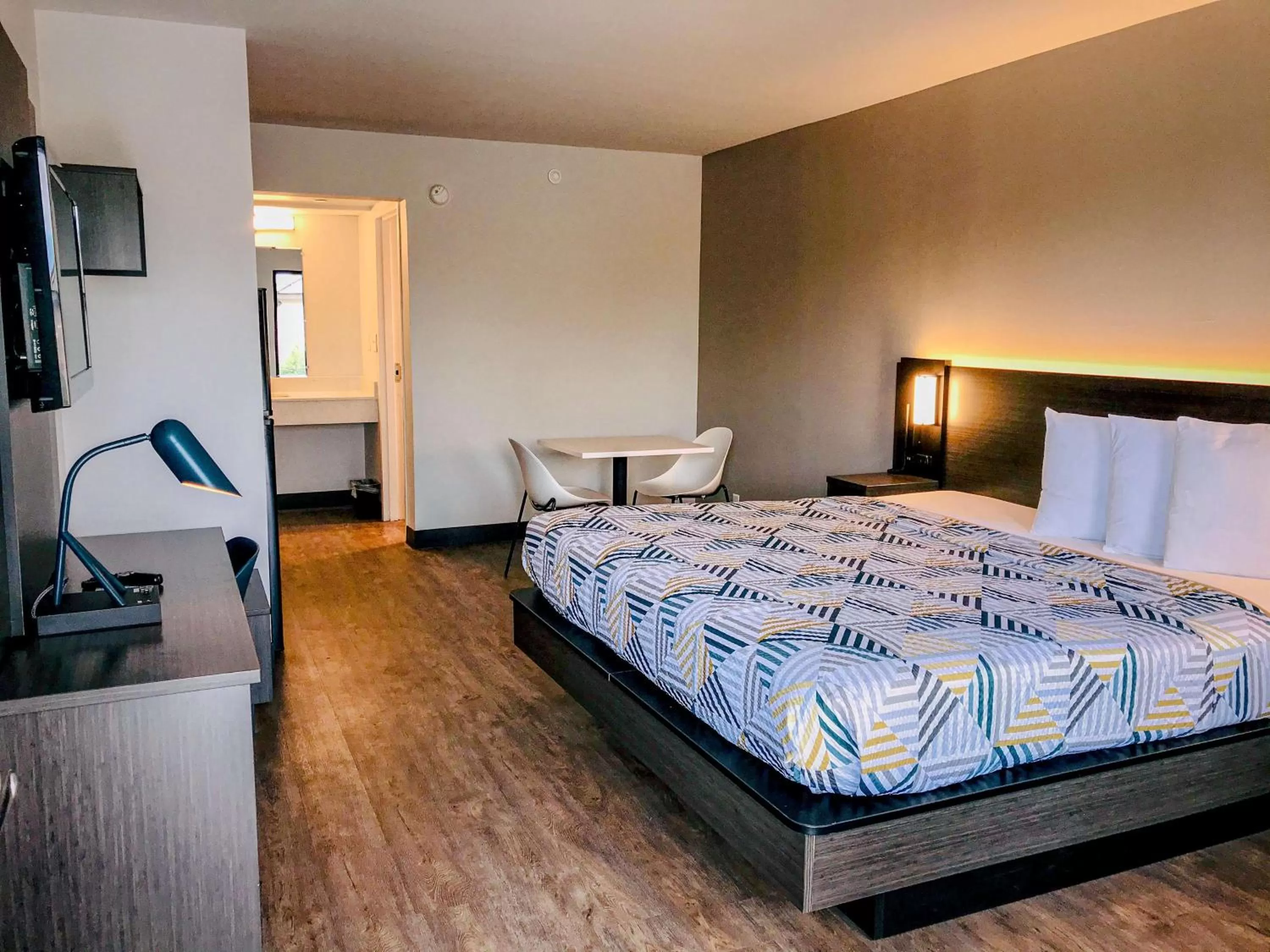 Photo of the whole room, Bed in Studio 6 Dublin, Ga