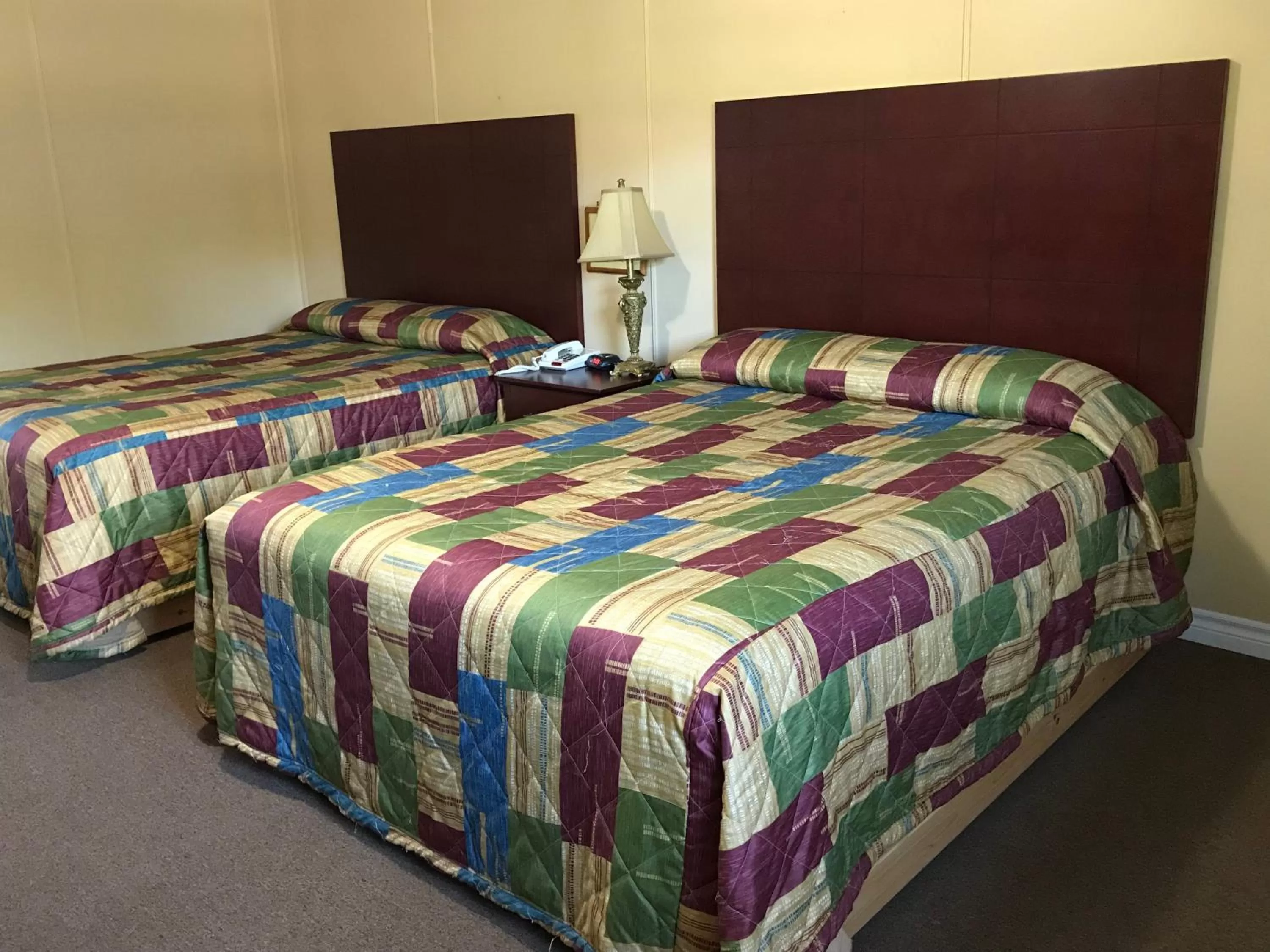 Bed in Deep River Motel