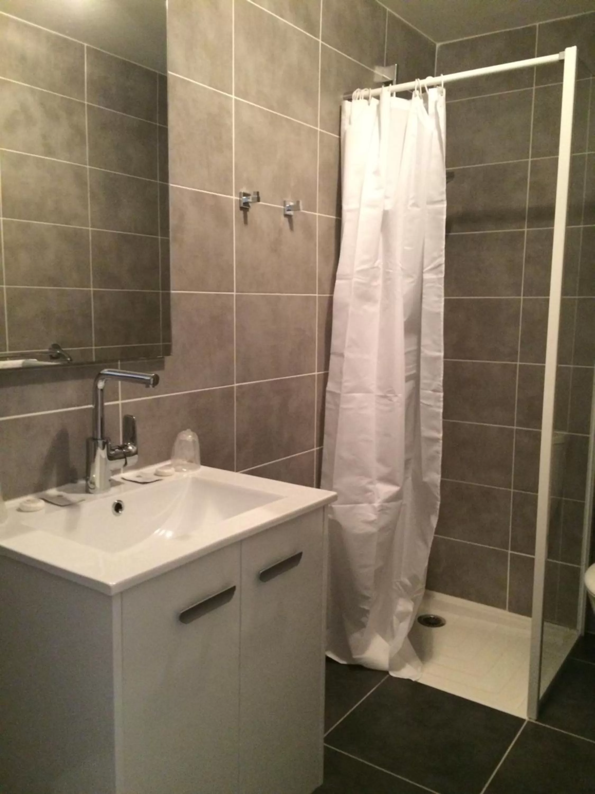 Shower in Hôtel Restaurant Le Provençal