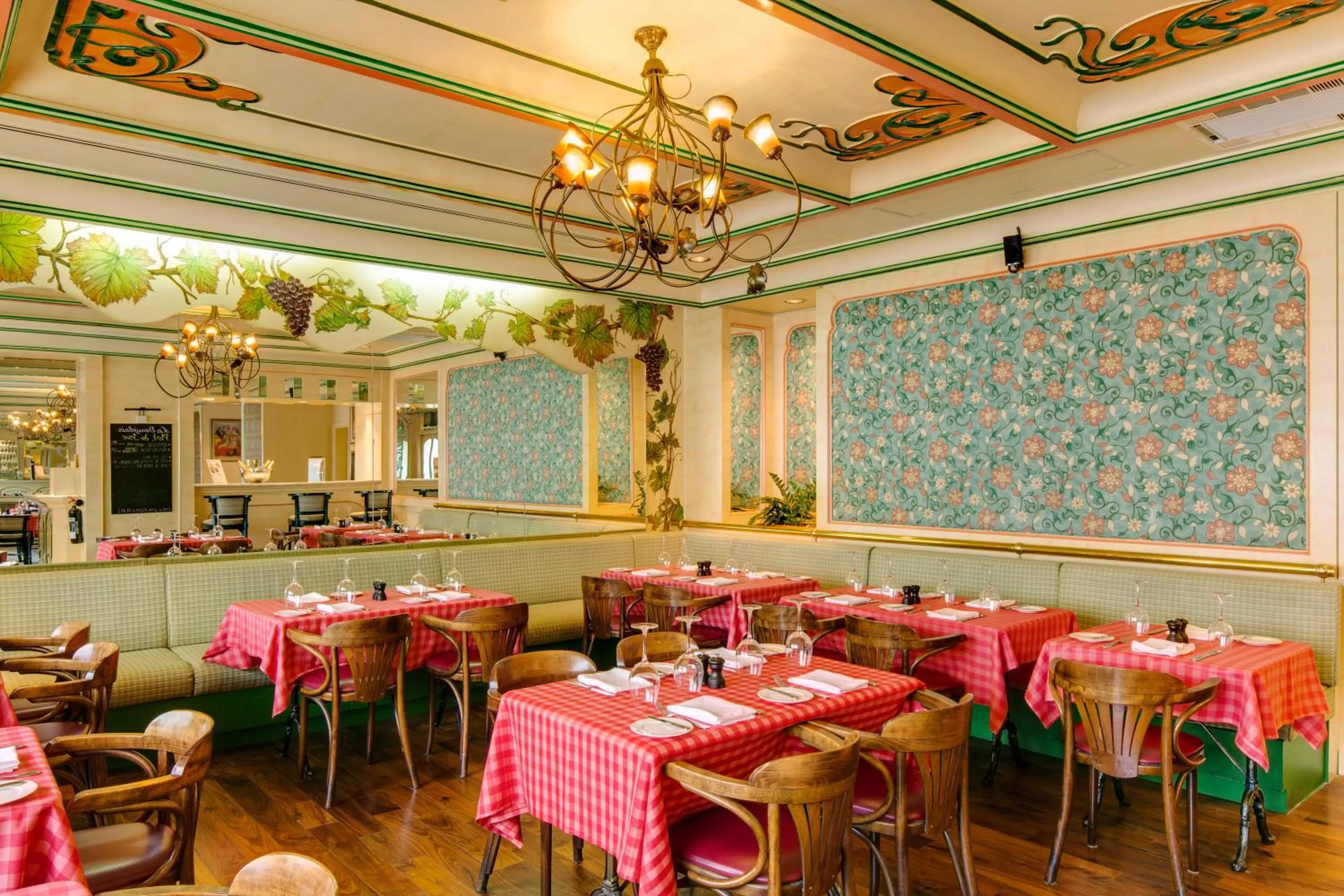 Restaurant/places to eat in Novel Hotel City Center