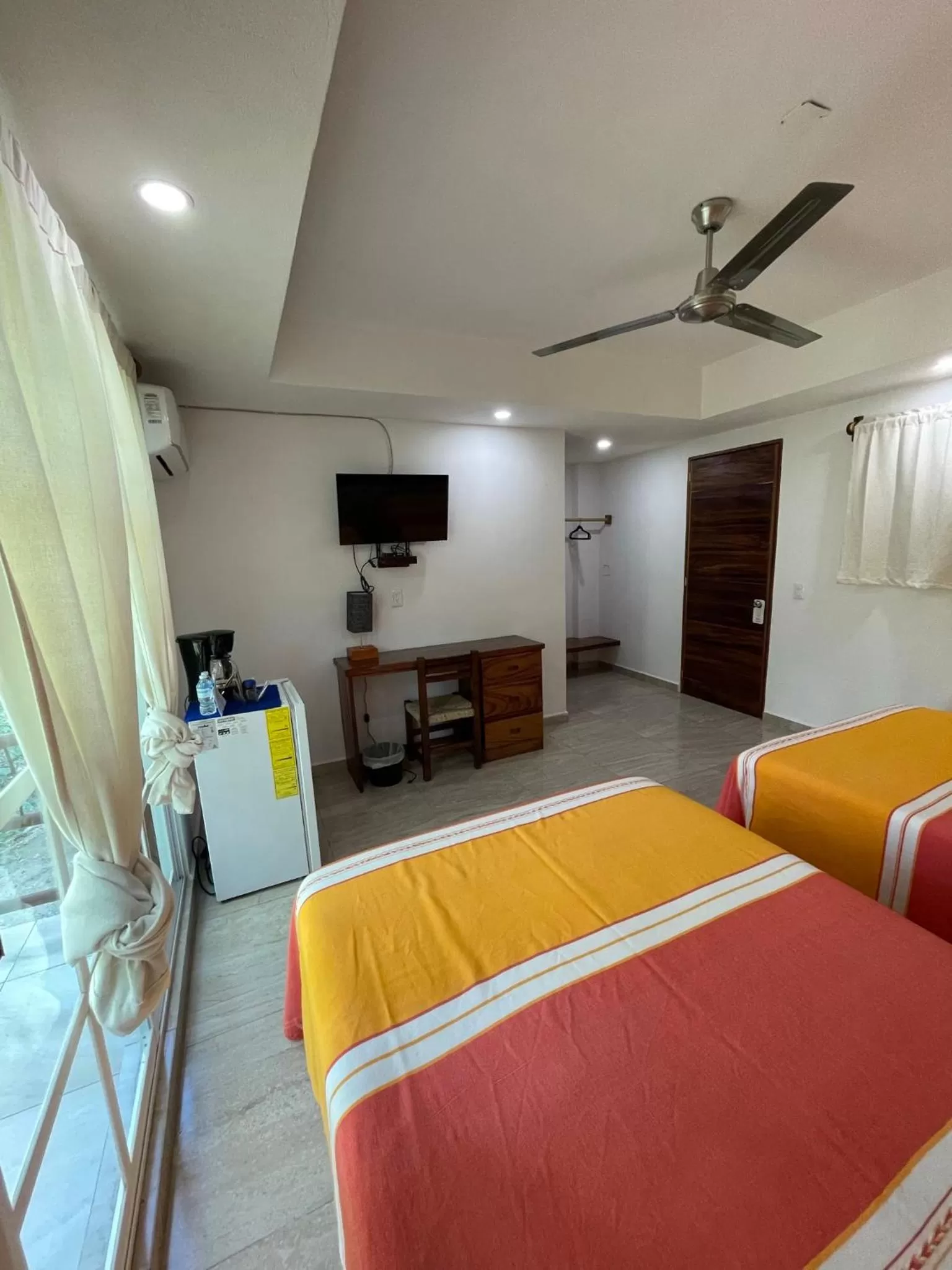 Photo of the whole room, Bed in Solez Zihuatanejo