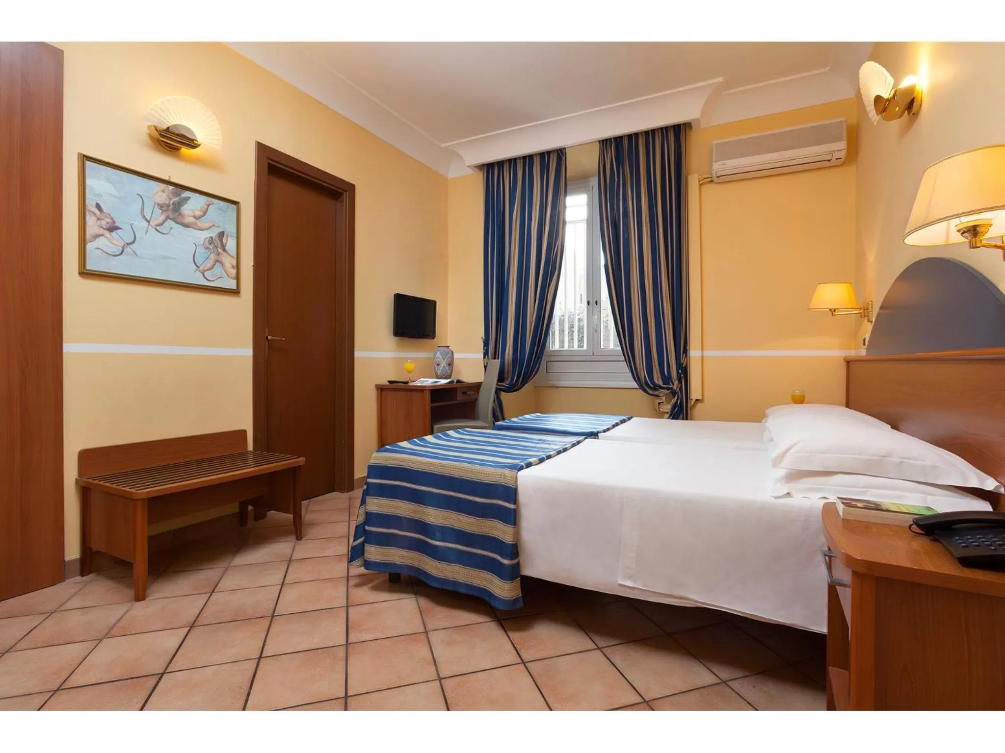 View (from property/room), Bed in Hotel Kennedy