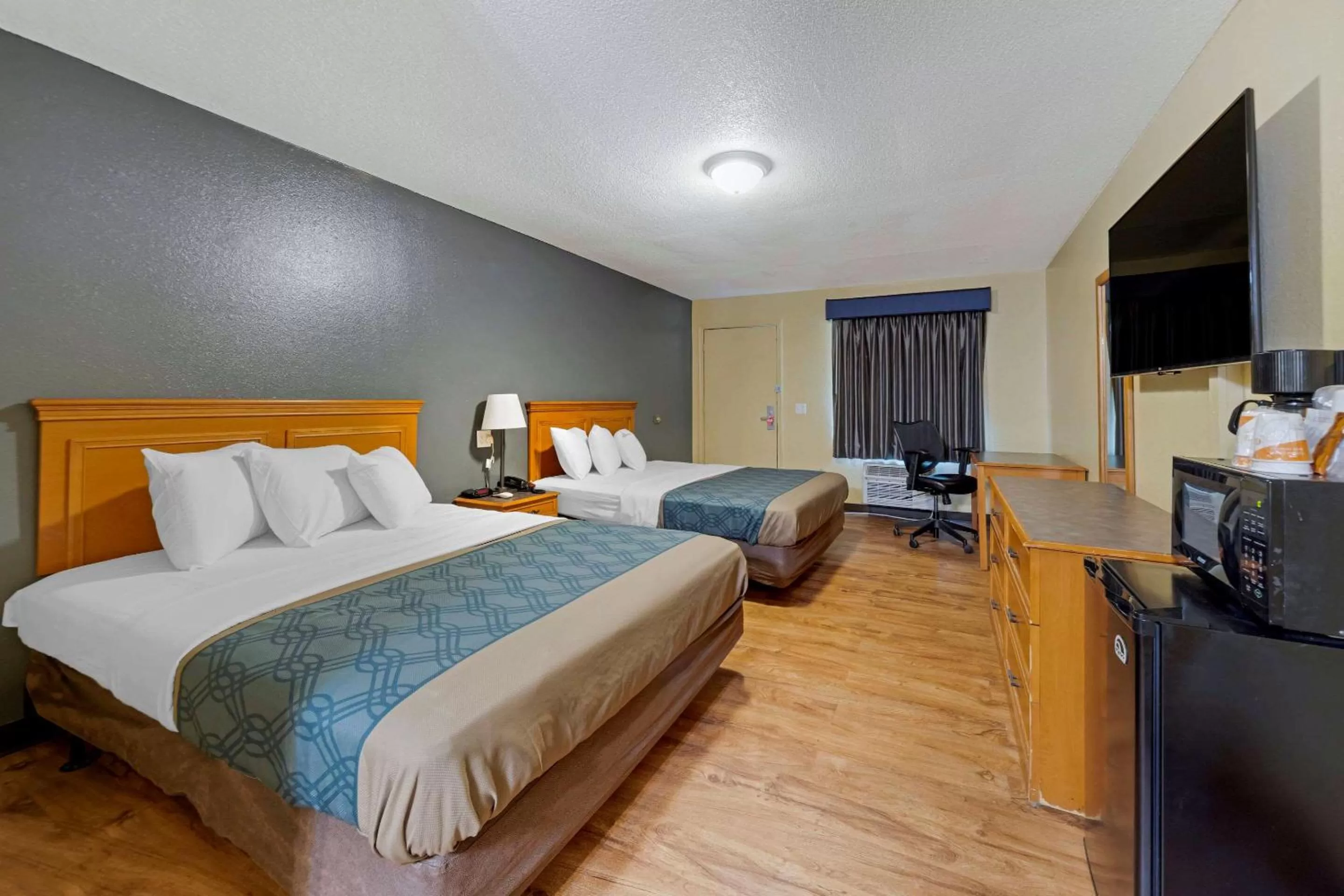 Photo of the whole room, Bed in Econo Lodge Pryor