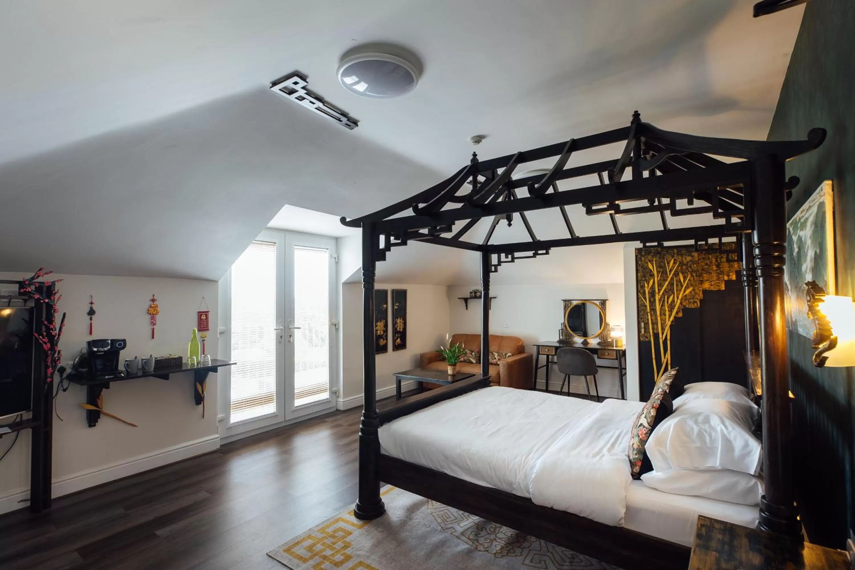 Balcony/Terrace, Bed in The Imperial Dragon Hotel