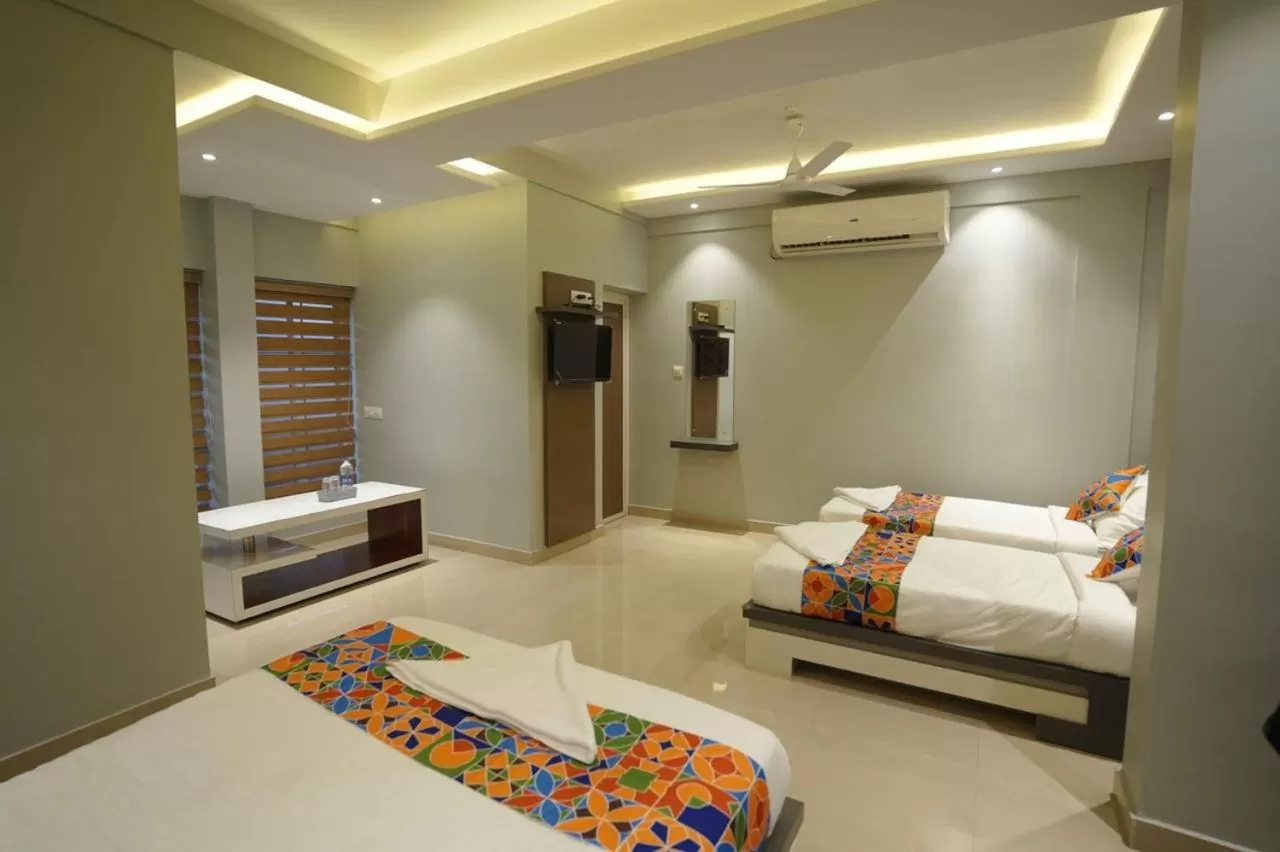 Communal lounge/ TV room, Bed in Geetha Govindham