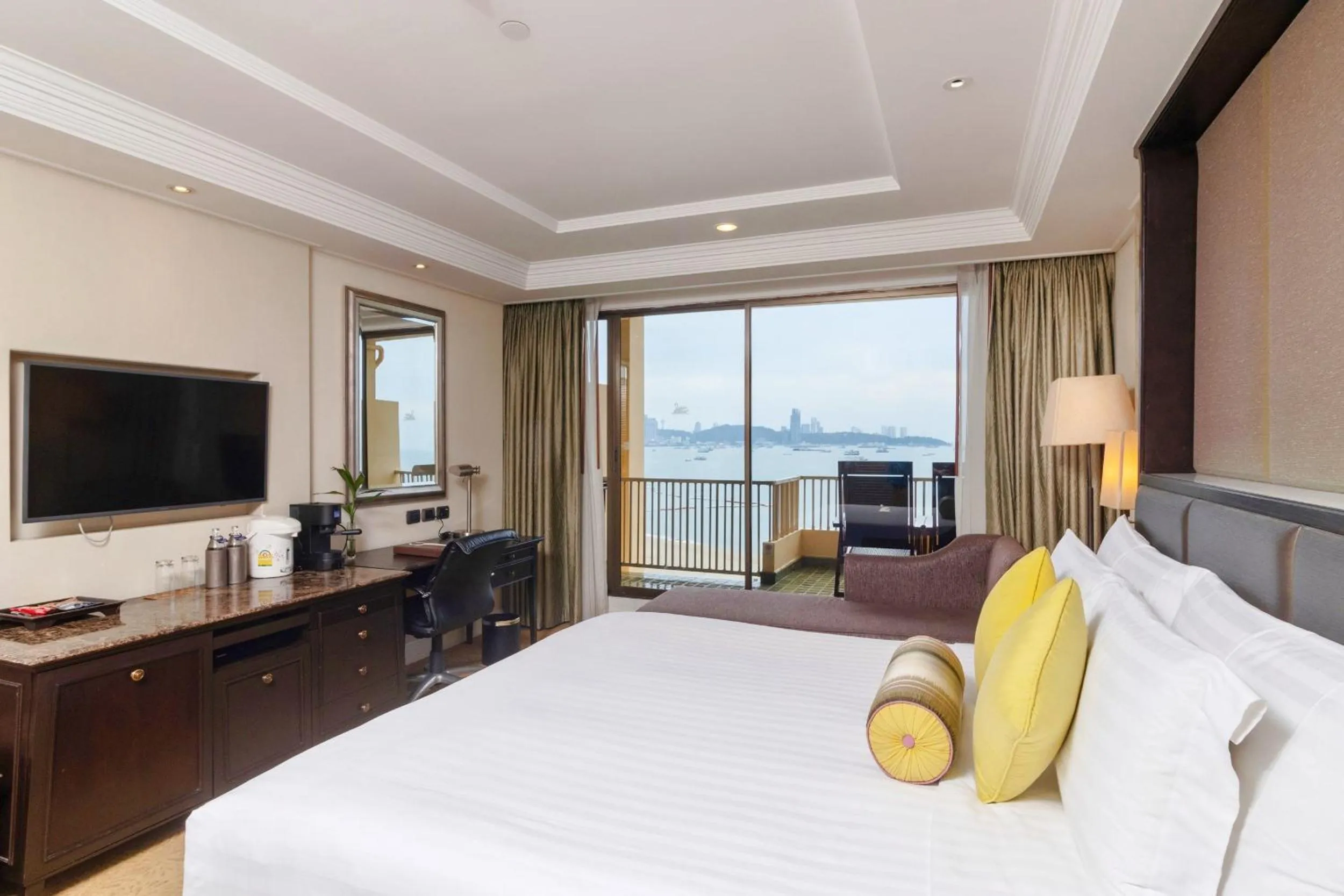 Bedroom, Bed in Dusit Thani Pattaya