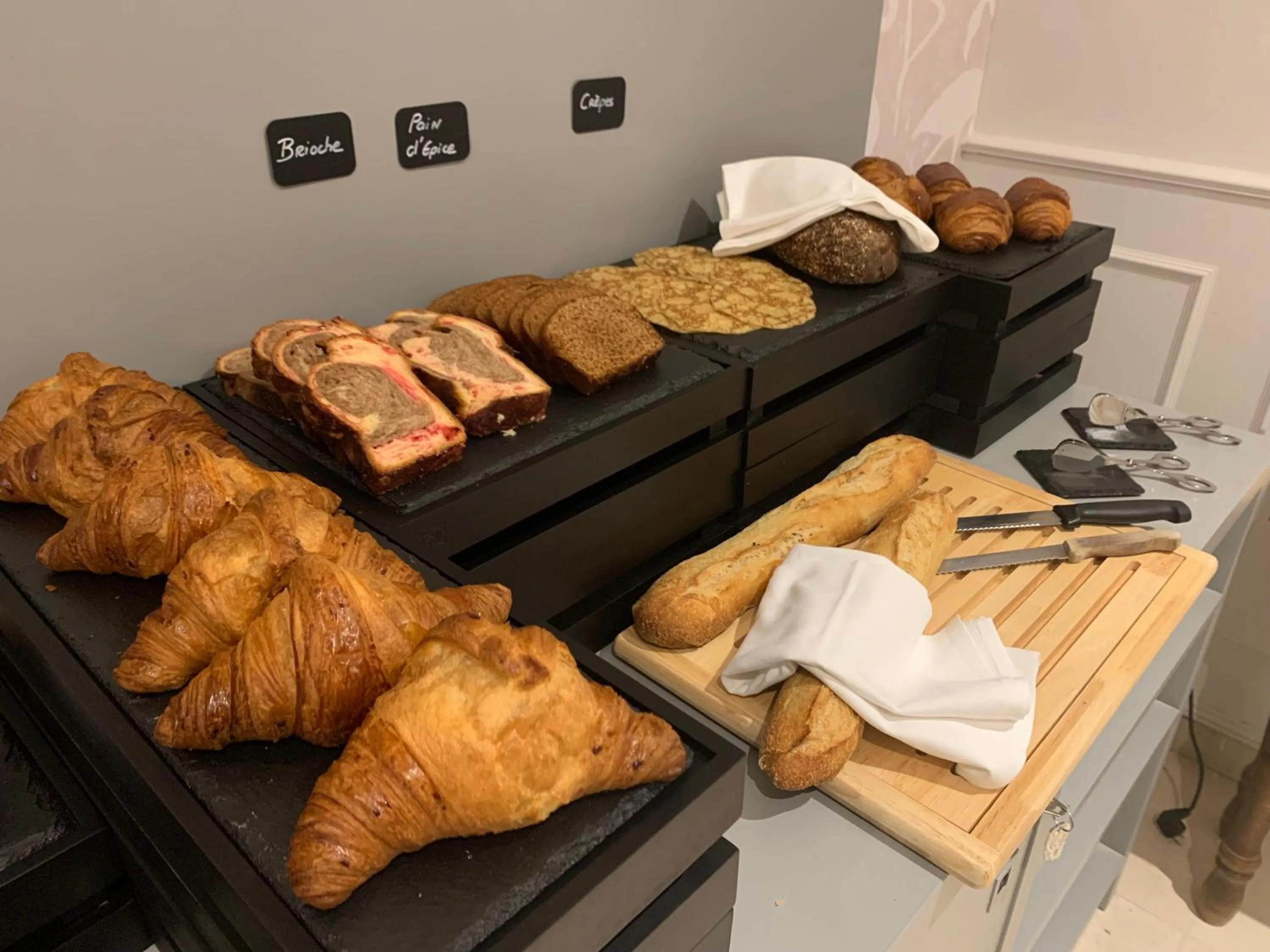 Breakfast in Logis Hôtel Restaurant Le Moulin de la Coudre