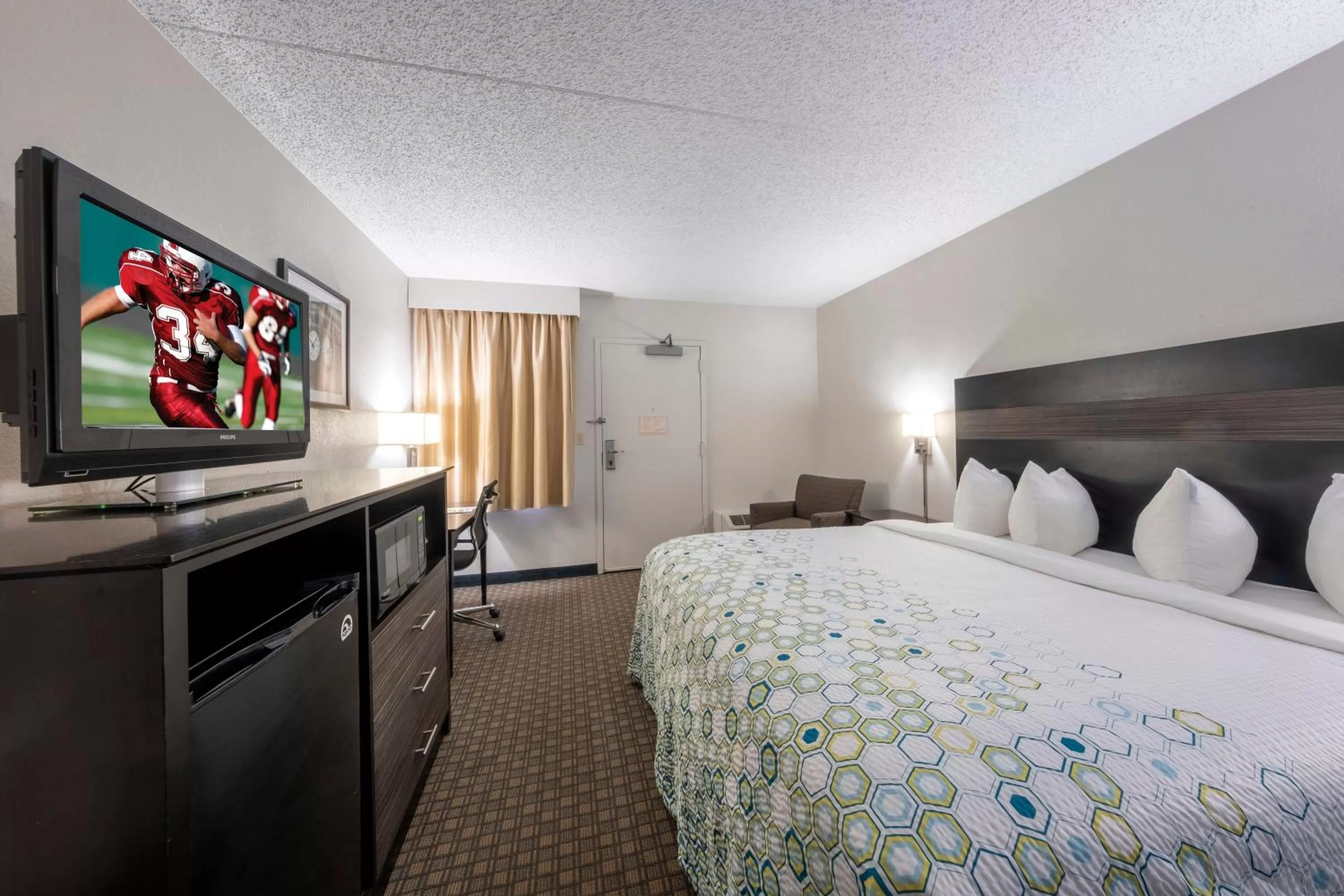 Photo of the whole room, Bed in HomeTown Inn by Red Roof East Syracuse