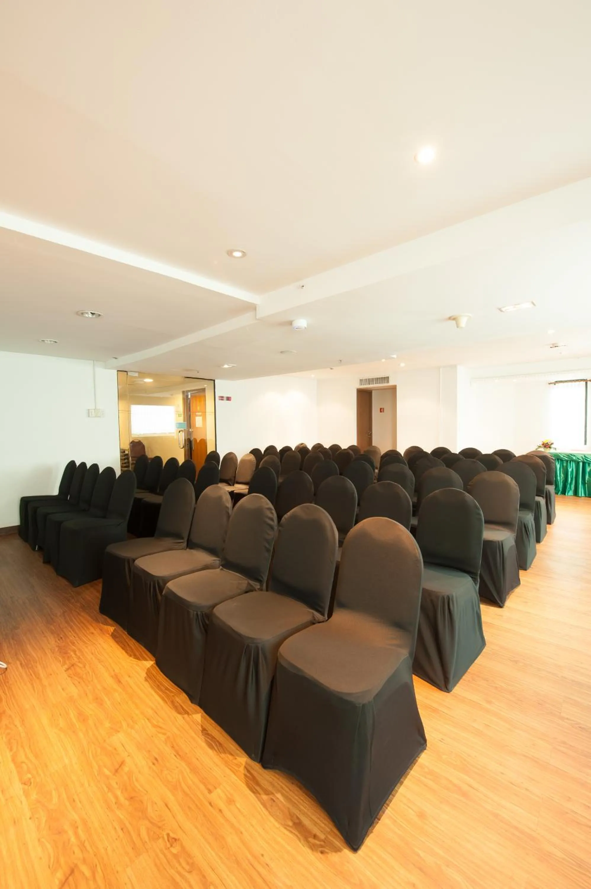 Business facilities in The Seasons Bangkok Huamark