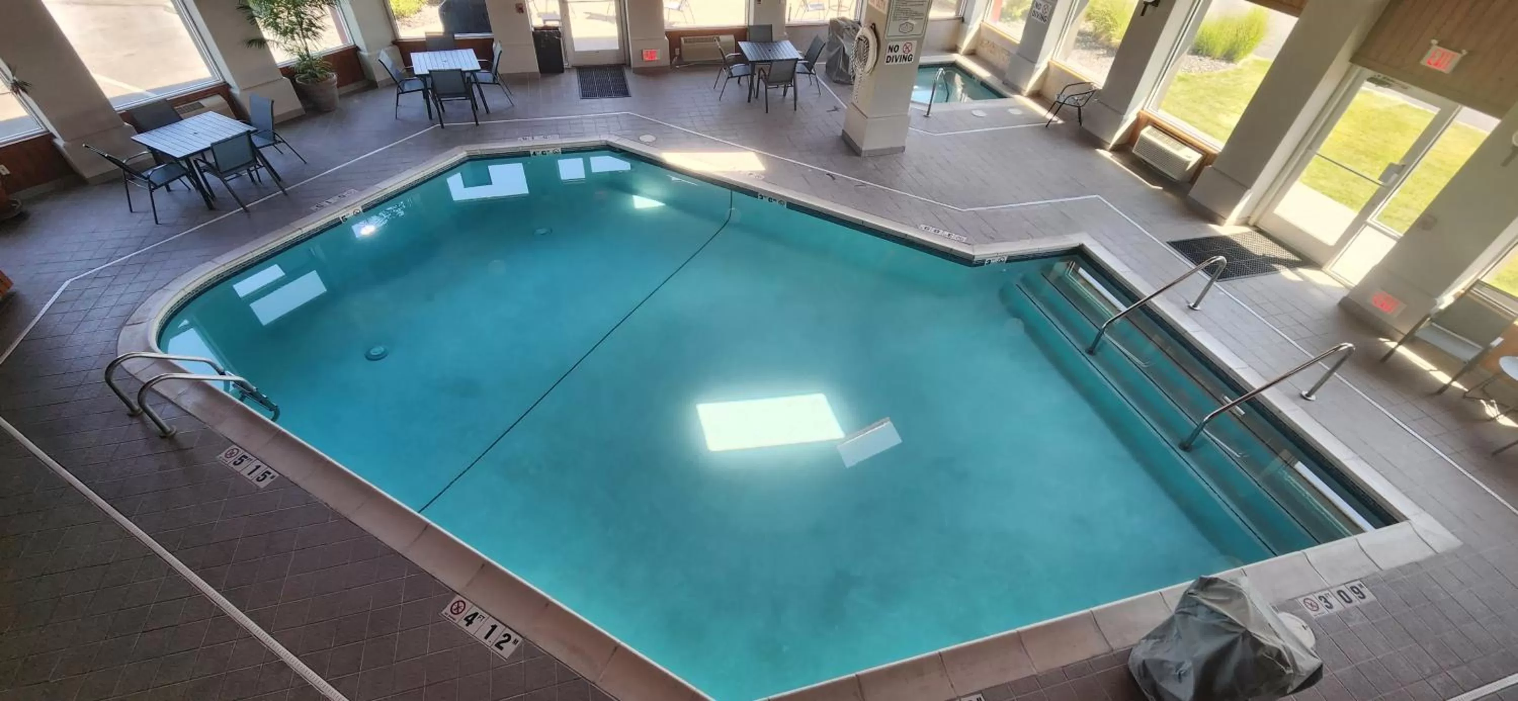 Swimming pool in Ten Pin Inn & Suites