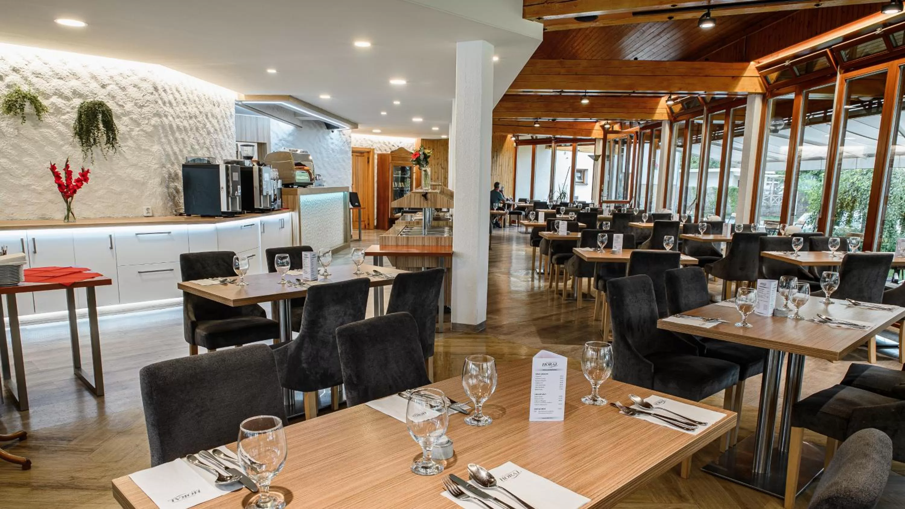 Restaurant/places to eat in Hotel Horal