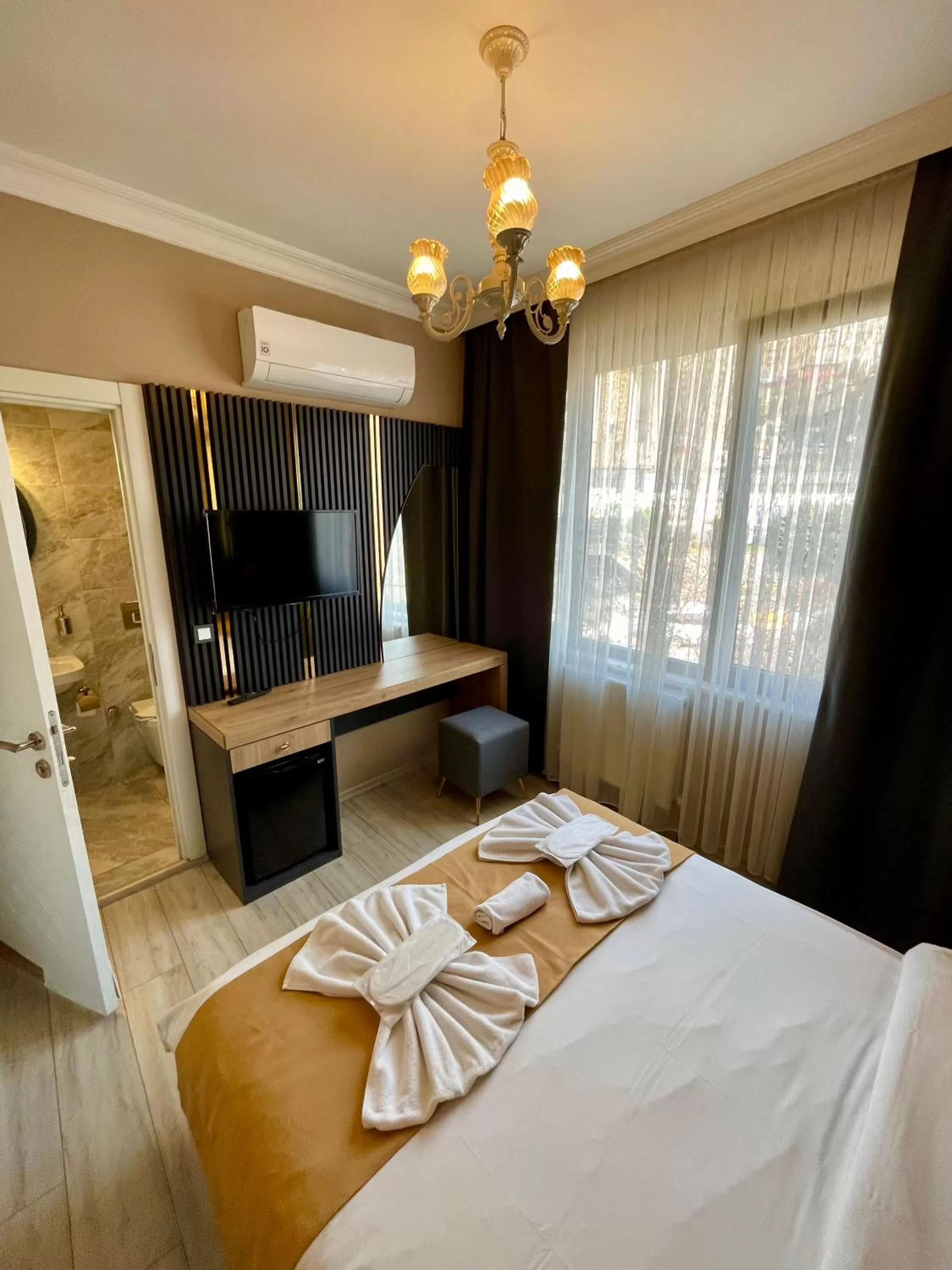 Photo of the whole room, Bed in New Taksim Hotel