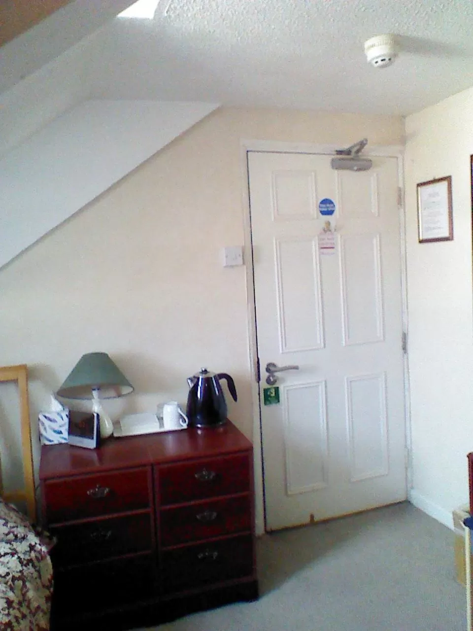 Photo of the whole room, Bed in Mountbatten Hotel