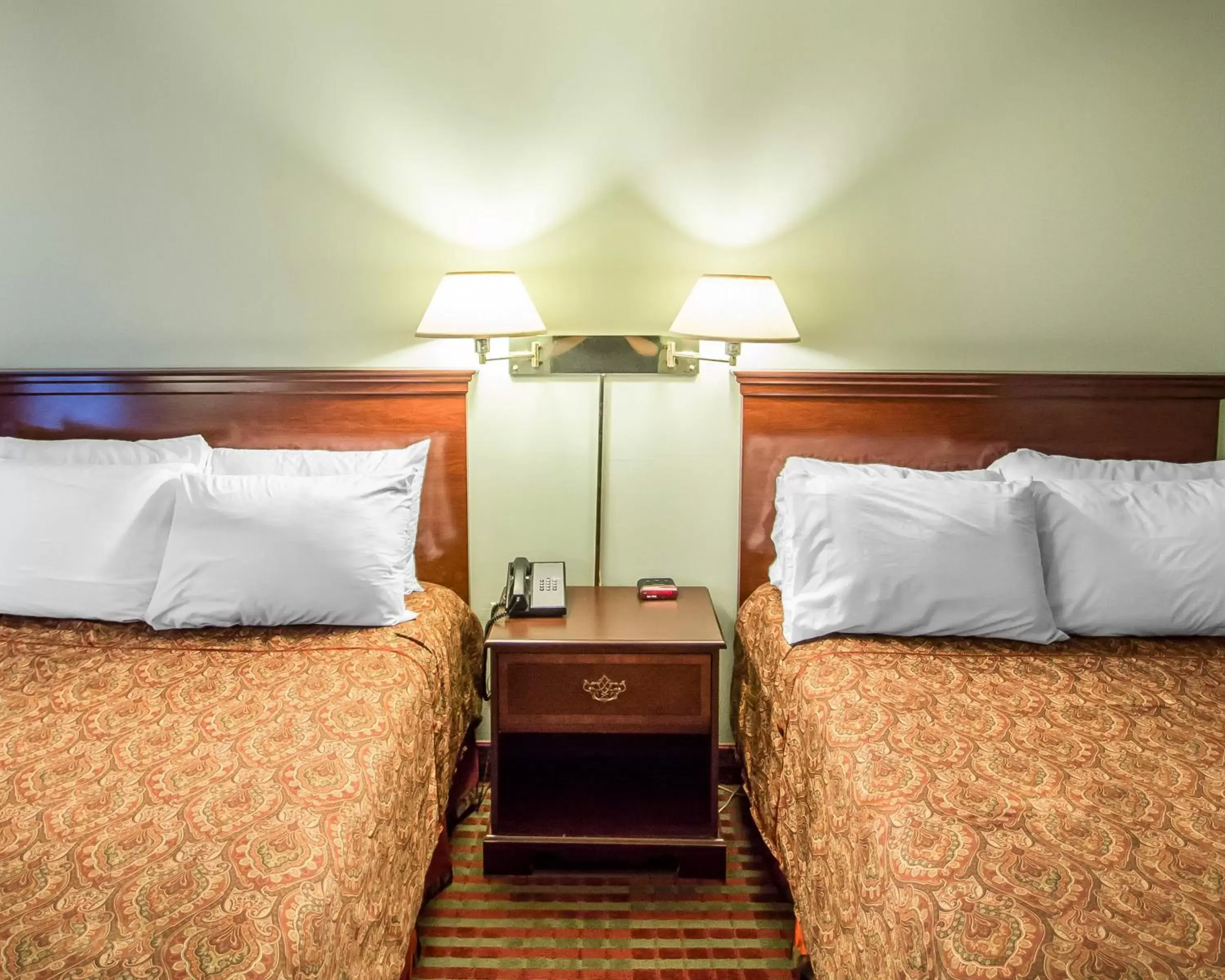 Standard Two Doubles Non-Smoking in Rodeway Inn Lakeville Standard Two Doubles Non-Smoking in Rodeway Inn Lakeville