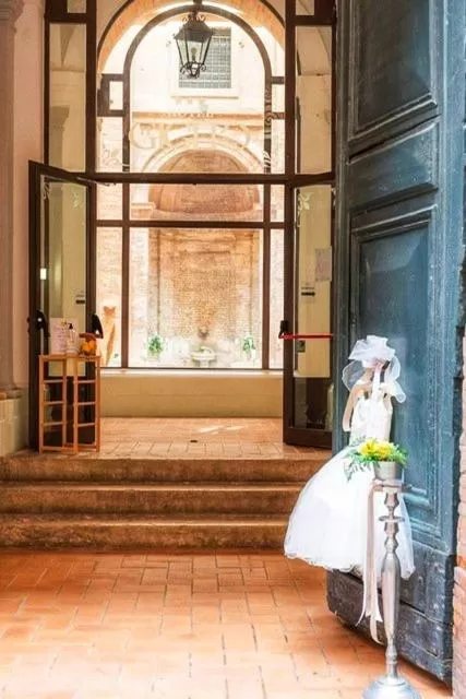 Facade/entrance in MA Hotel