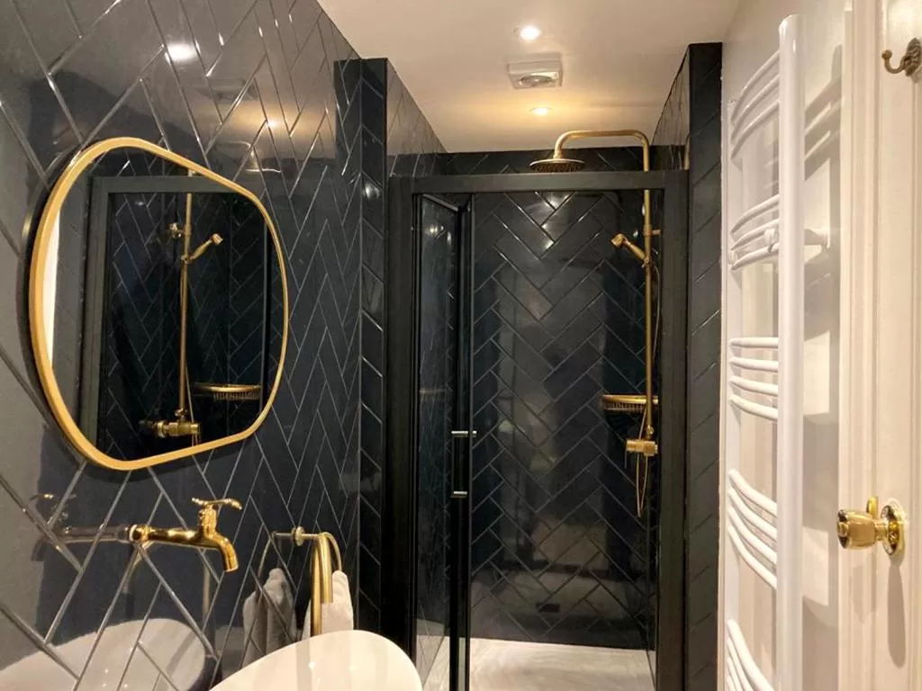 Shower, Bathroom in 15 Grosvenor