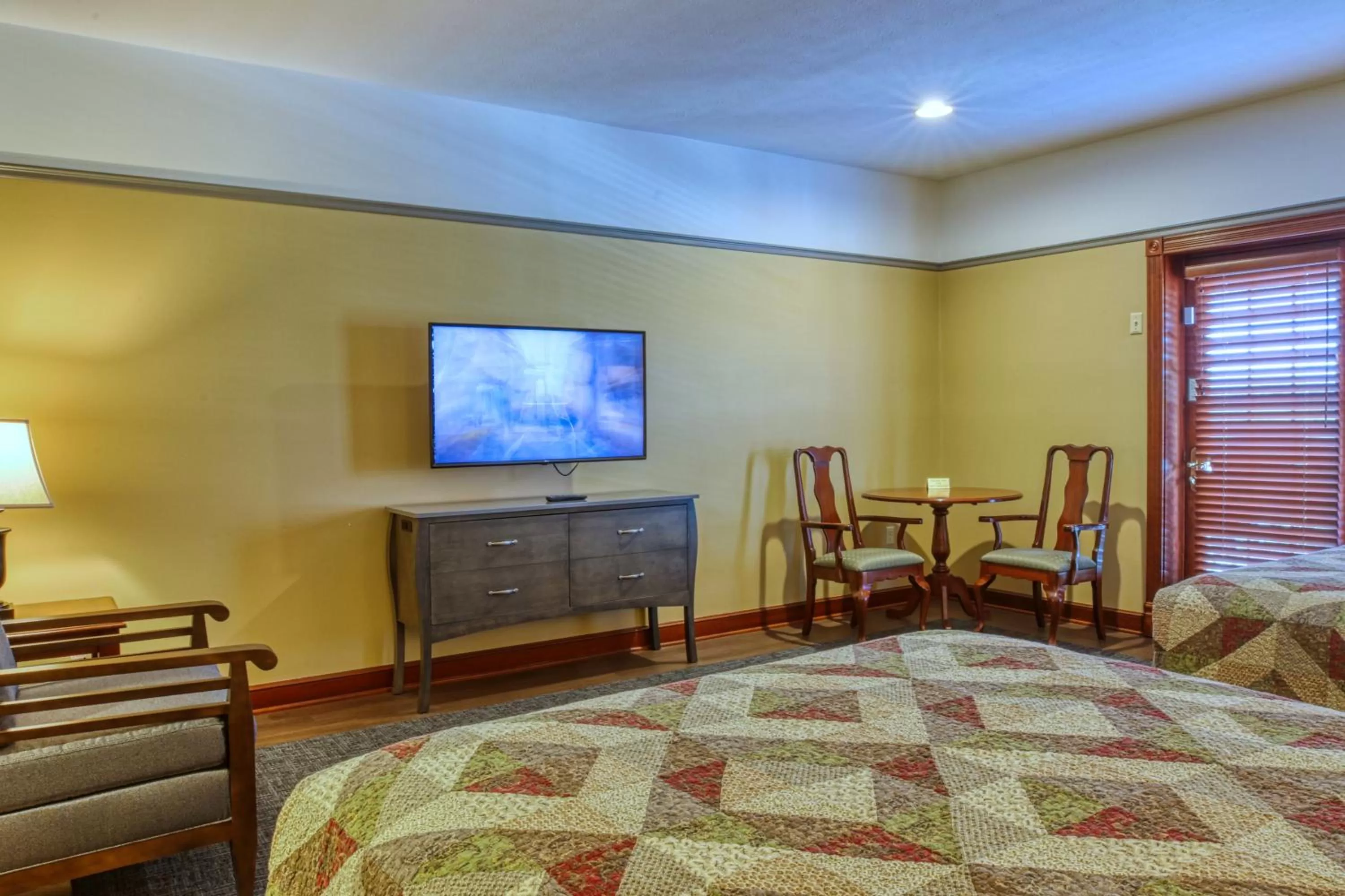 Bed in Carlisle Inn Walnut Creek