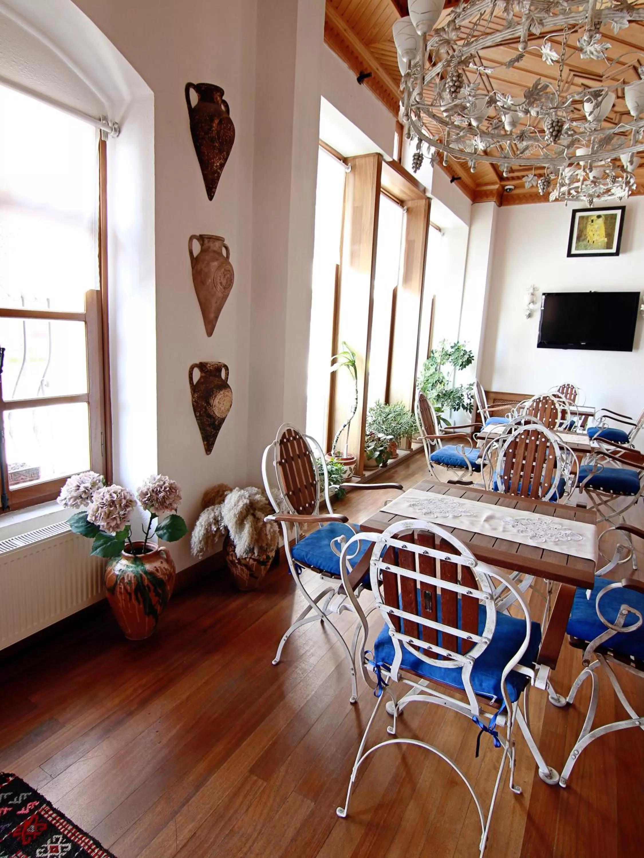 Restaurant/places to eat in Hotel Des Etrangers - Special Category