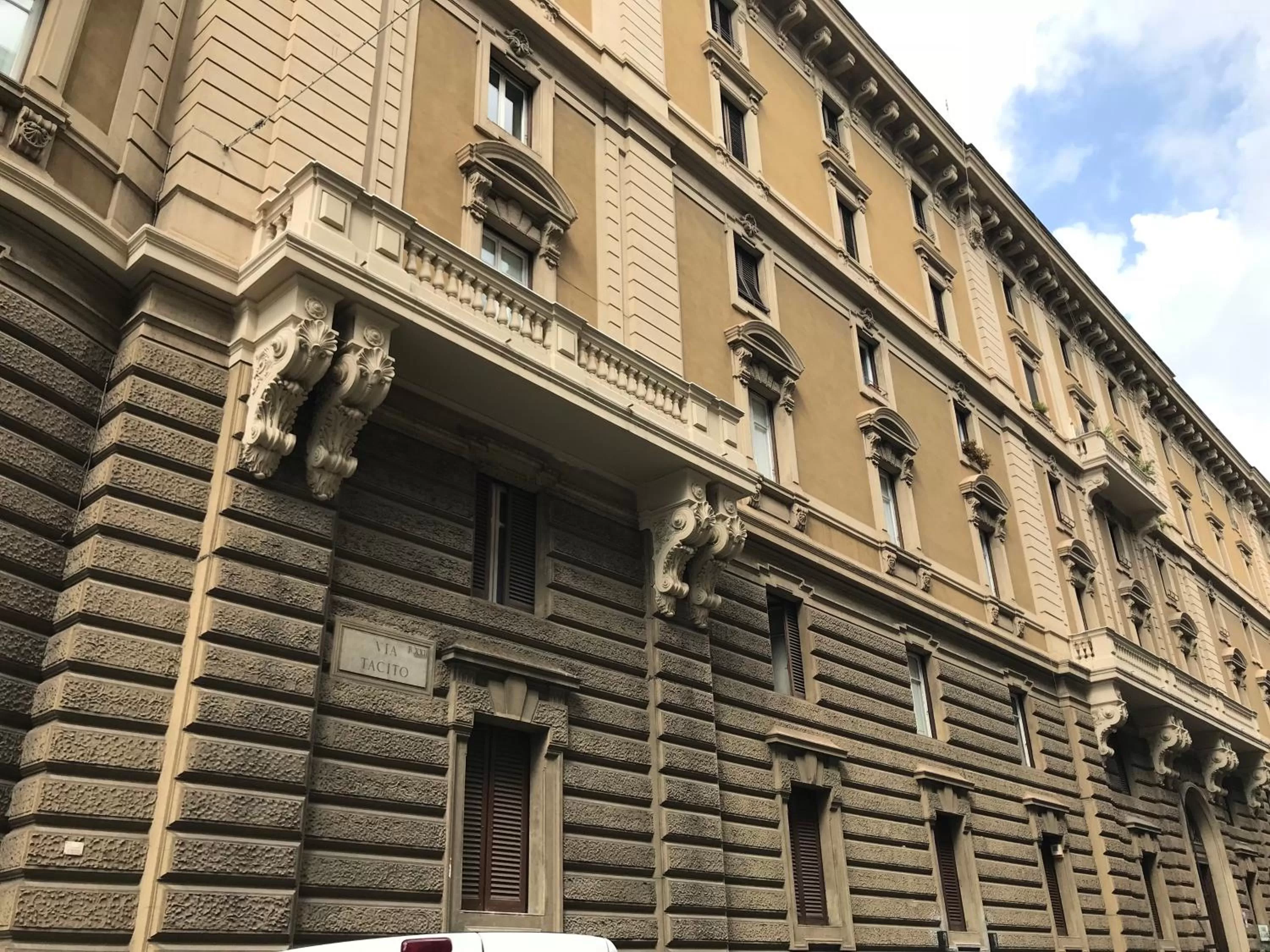 Facade/entrance in Nox